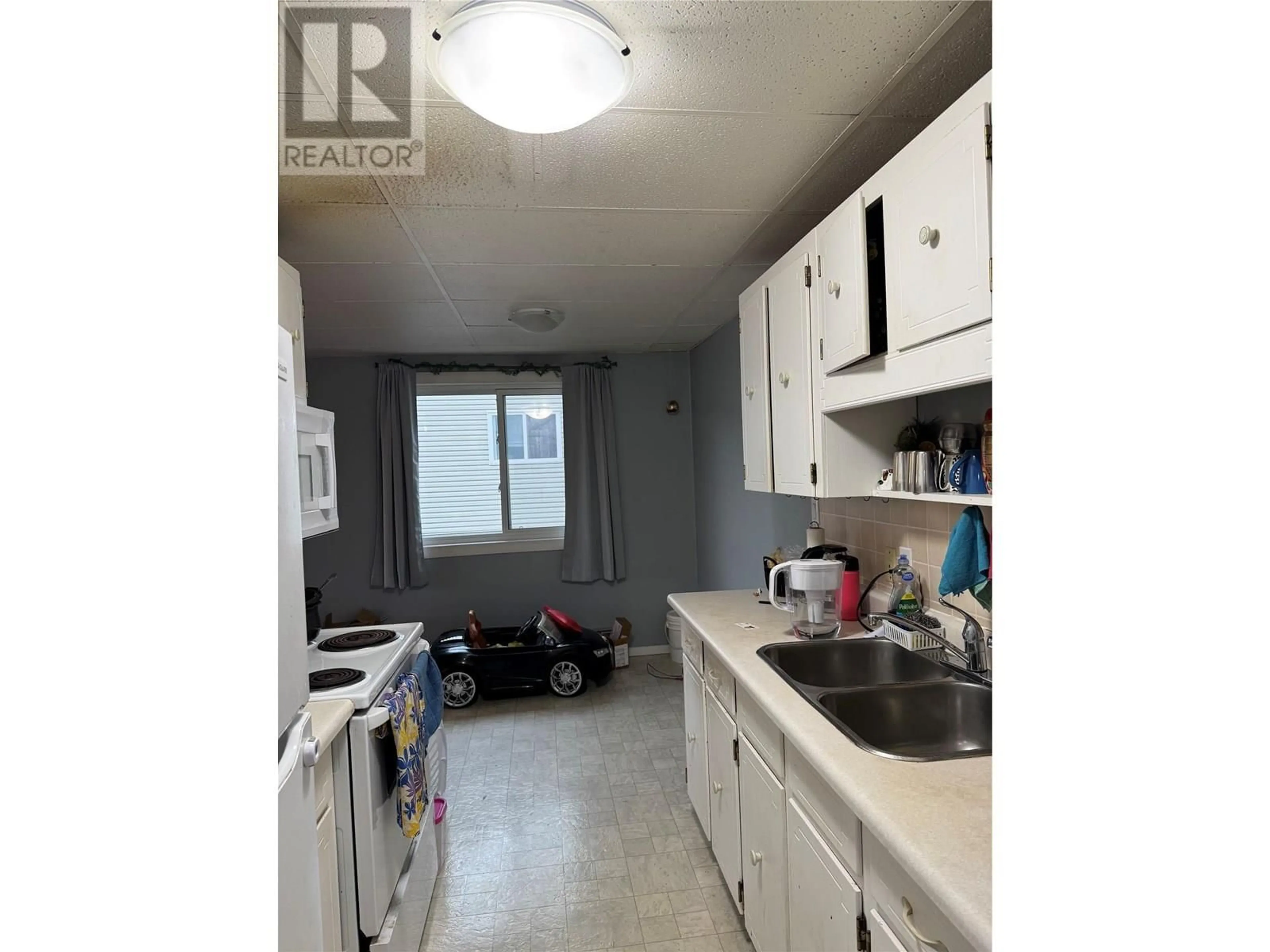 Standard kitchen, unknown for 105 - 922 DYNES AVENUE, Penticton British Columbia V2A1E8