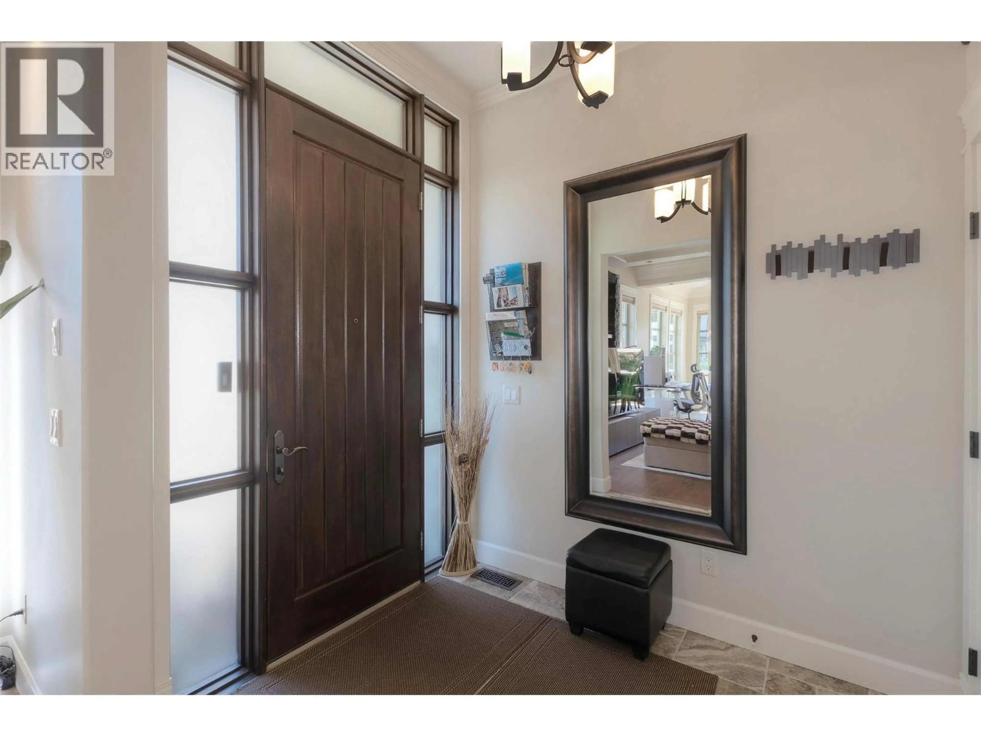Indoor entryway for 2575 ABBOTT STREET, Kelowna British Columbia V1Y9T9