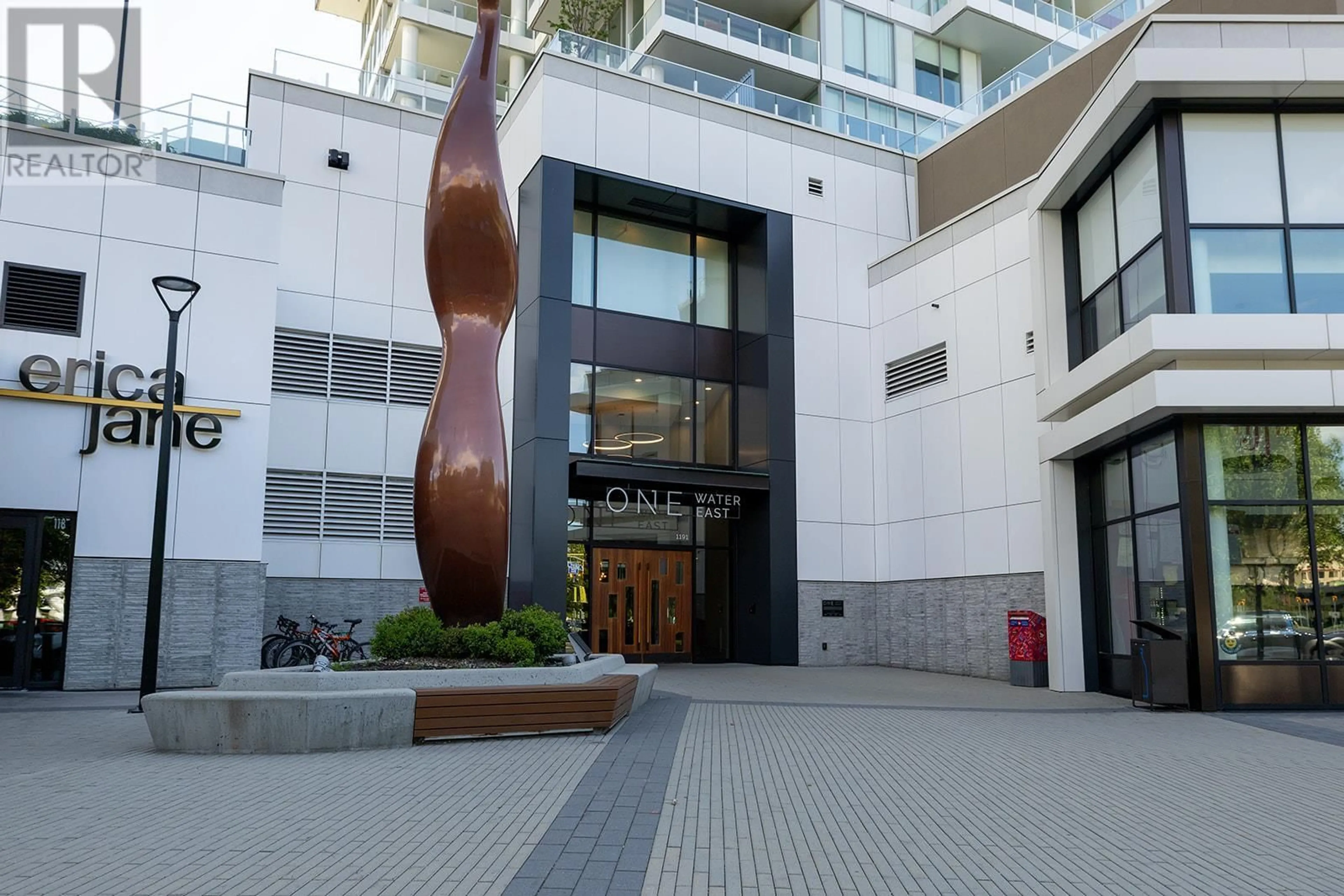 Indoor foyer for 802 - 1191 SUNSET DRIVE, Kelowna British Columbia V1Y0J4