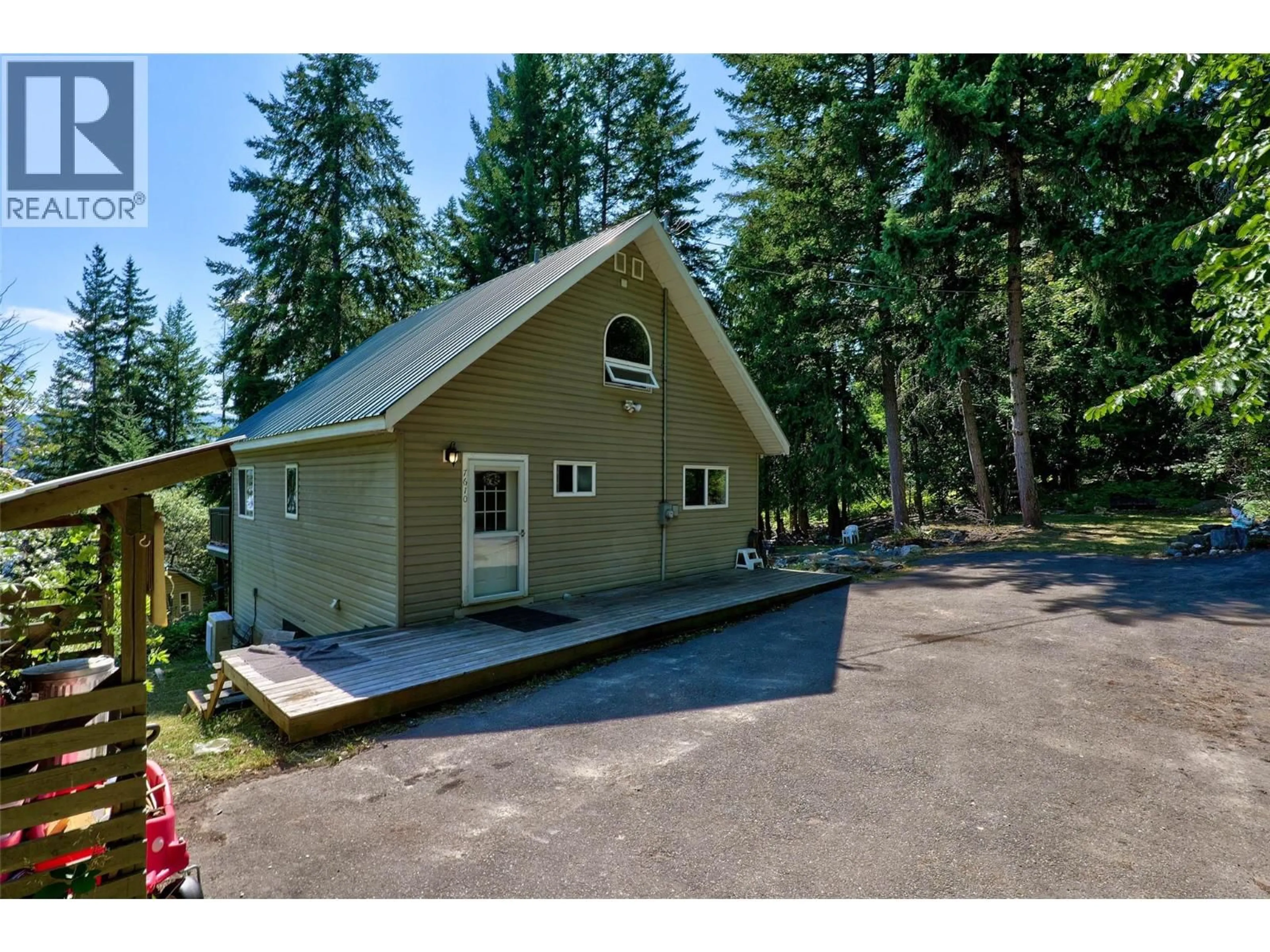 Indoor garage for 7610 ORCHARD GROVE, Anglemont British Columbia V0E1M8
