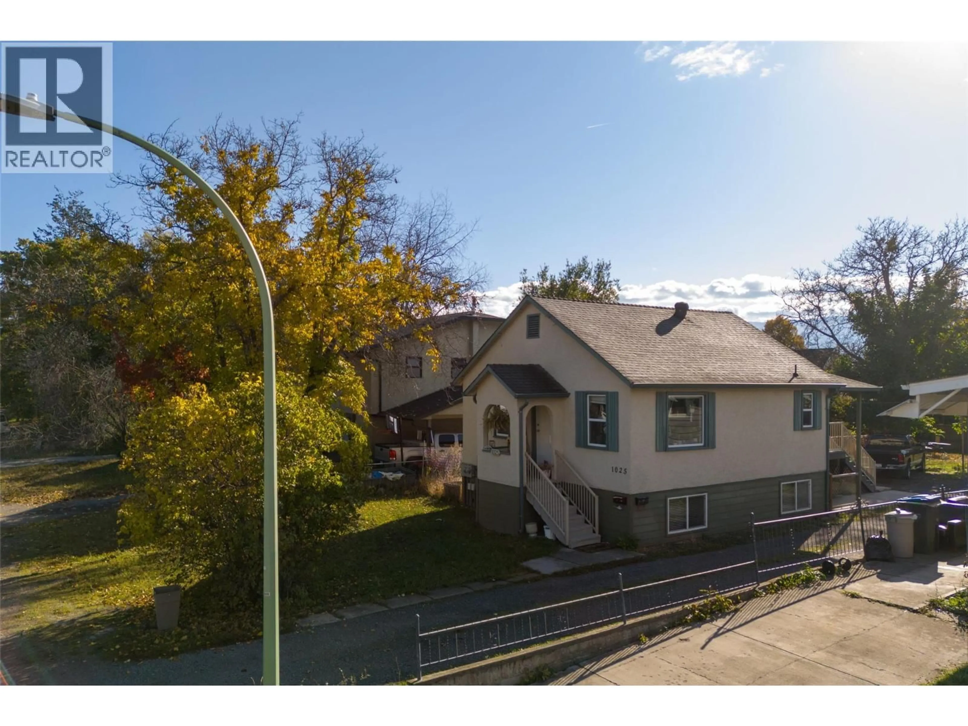 A pic from outside/outdoor area/front of a property/back of a property/a pic from drone, street for LAURIER AVENUE, Kelowna British Columbia V1Y6B2