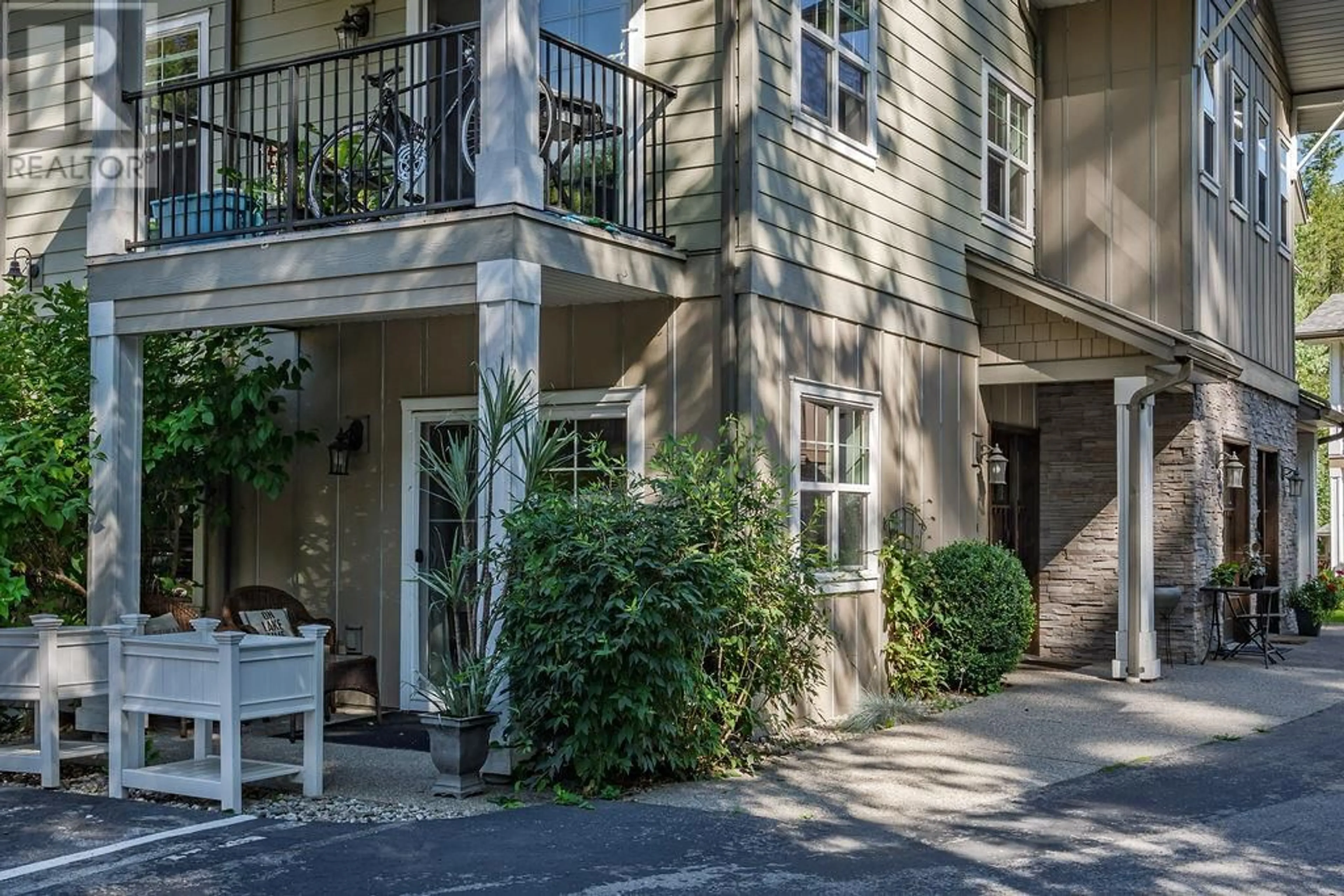 Patio, street for 103 - 2011 PERRIER ROAD, Nelson British Columbia V1L6Y8
