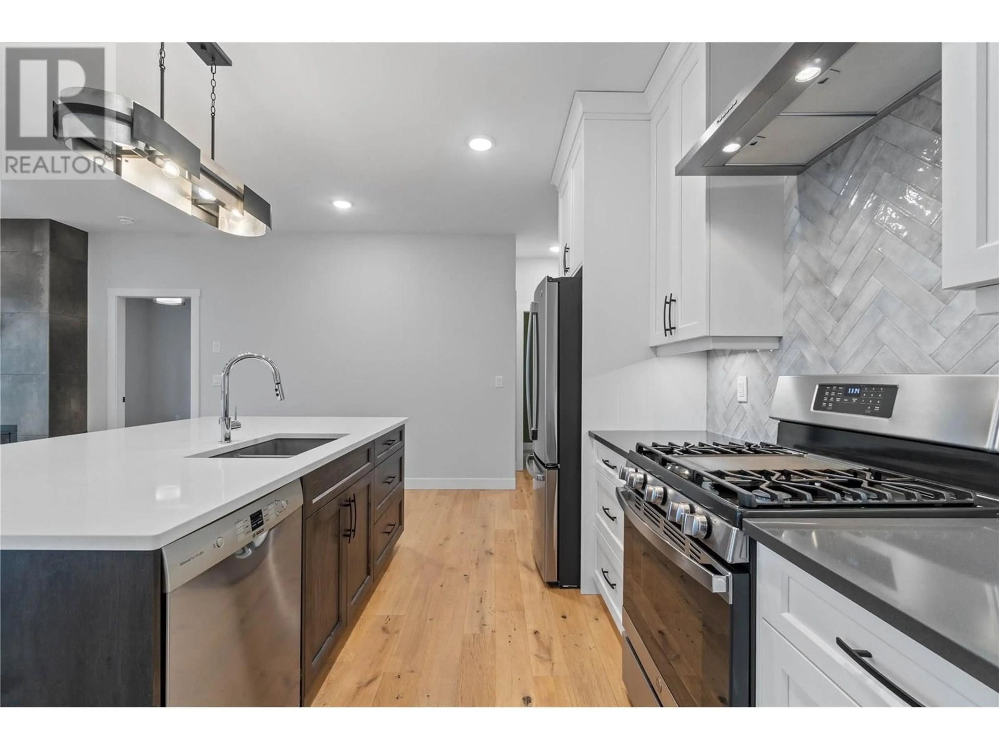 Open concept kitchen, unknown for 7 - 1840 10 STREET SOUTHWEST, Salmon Arm British Columbia V1E0H1