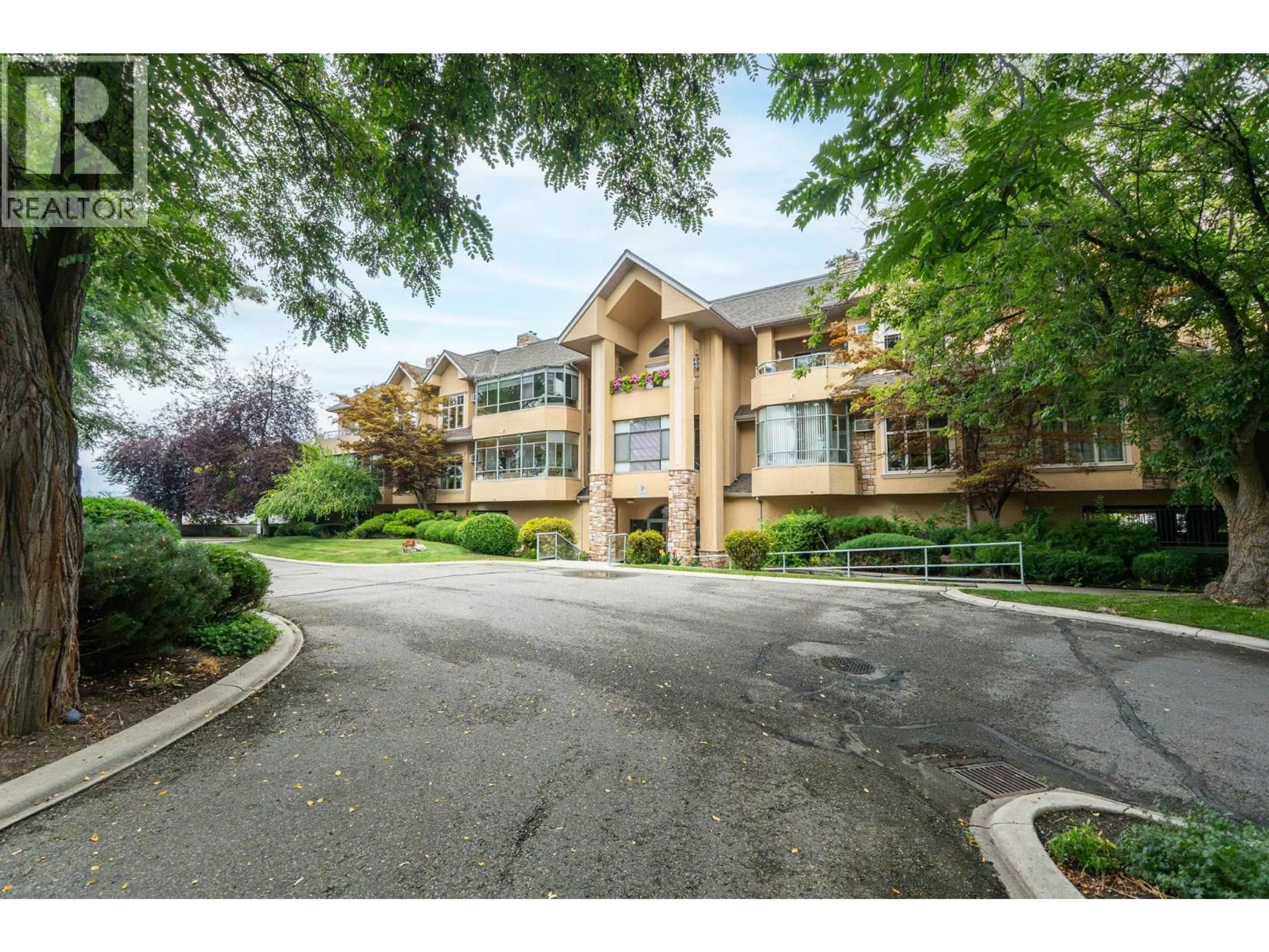 Indoor foyer for 201 - 1152 LANFRANCO ROAD, Kelowna British Columbia V1W3W5