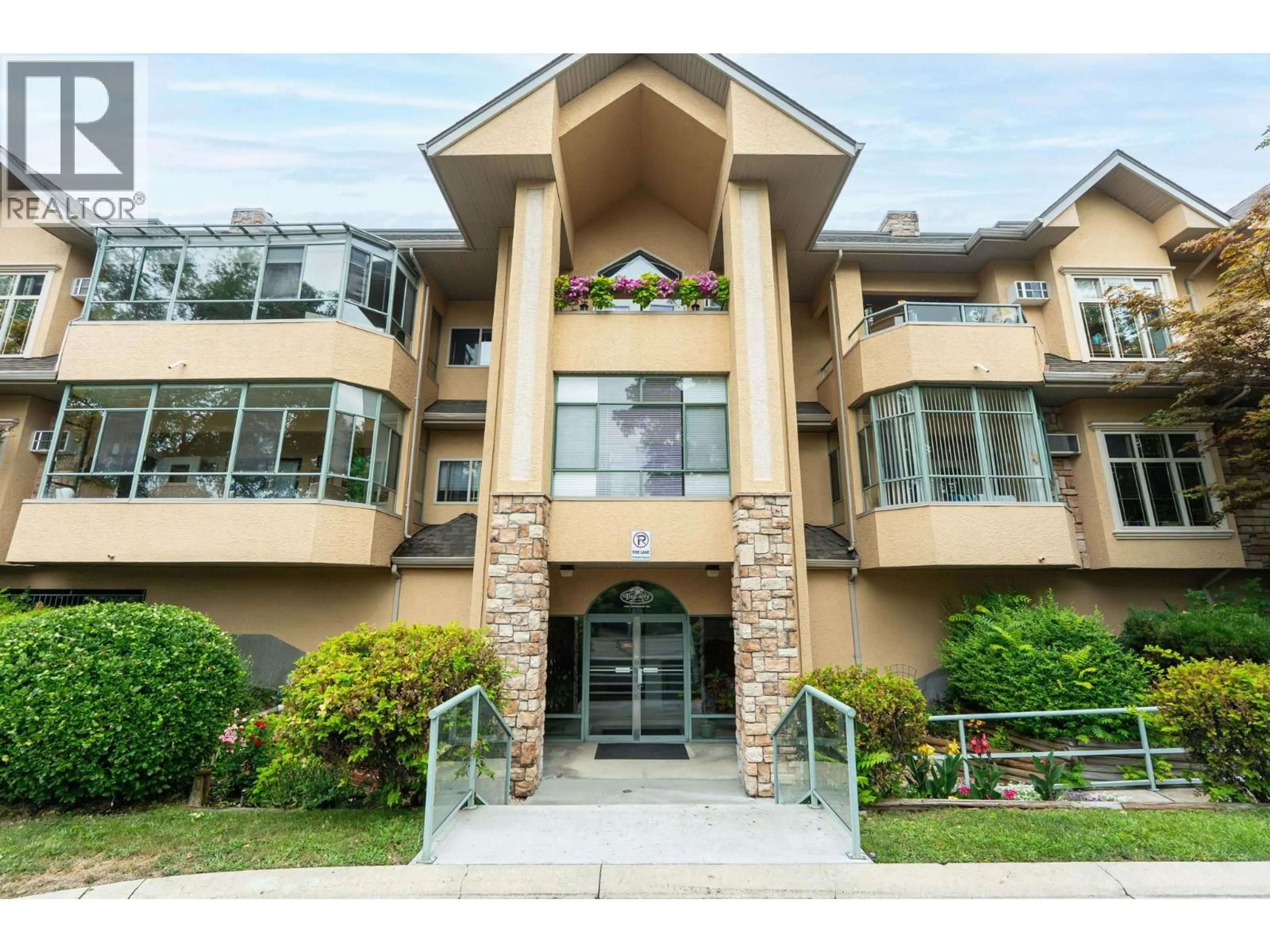 Indoor foyer for 201 - 1152 LANFRANCO ROAD, Kelowna British Columbia V1W3W5