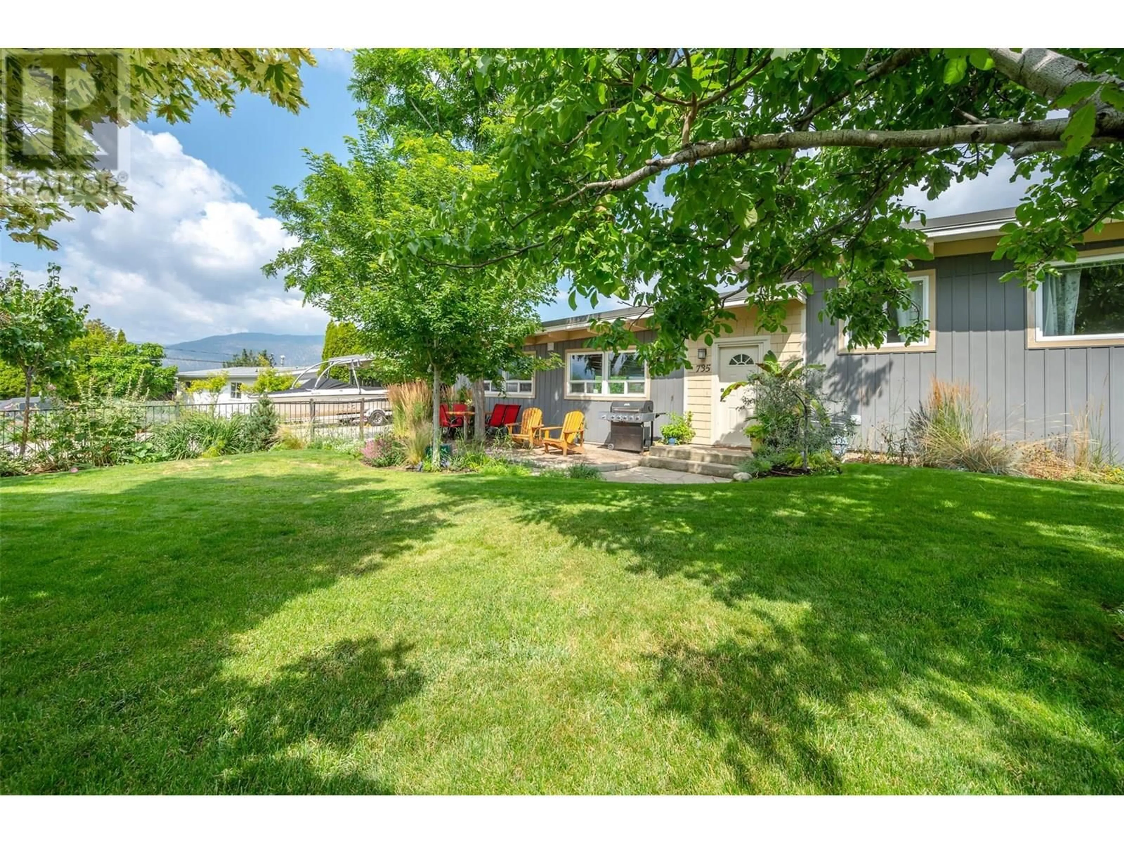 A pic from outside/outdoor area/front of a property/back of a property/a pic from drone, mountain view for 735 ROSS AVENUE, Penticton British Columbia V2A3A5