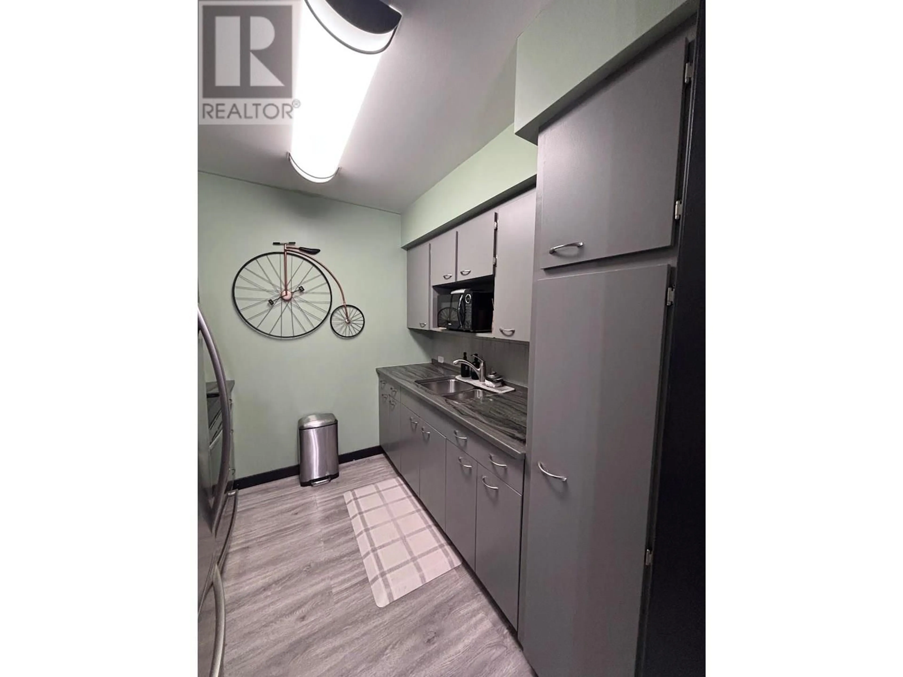 Standard kitchen, wood/laminate floor for 302 - 1780 SPRINGVIEW PLACE, Kamloops British Columbia V2E1J4