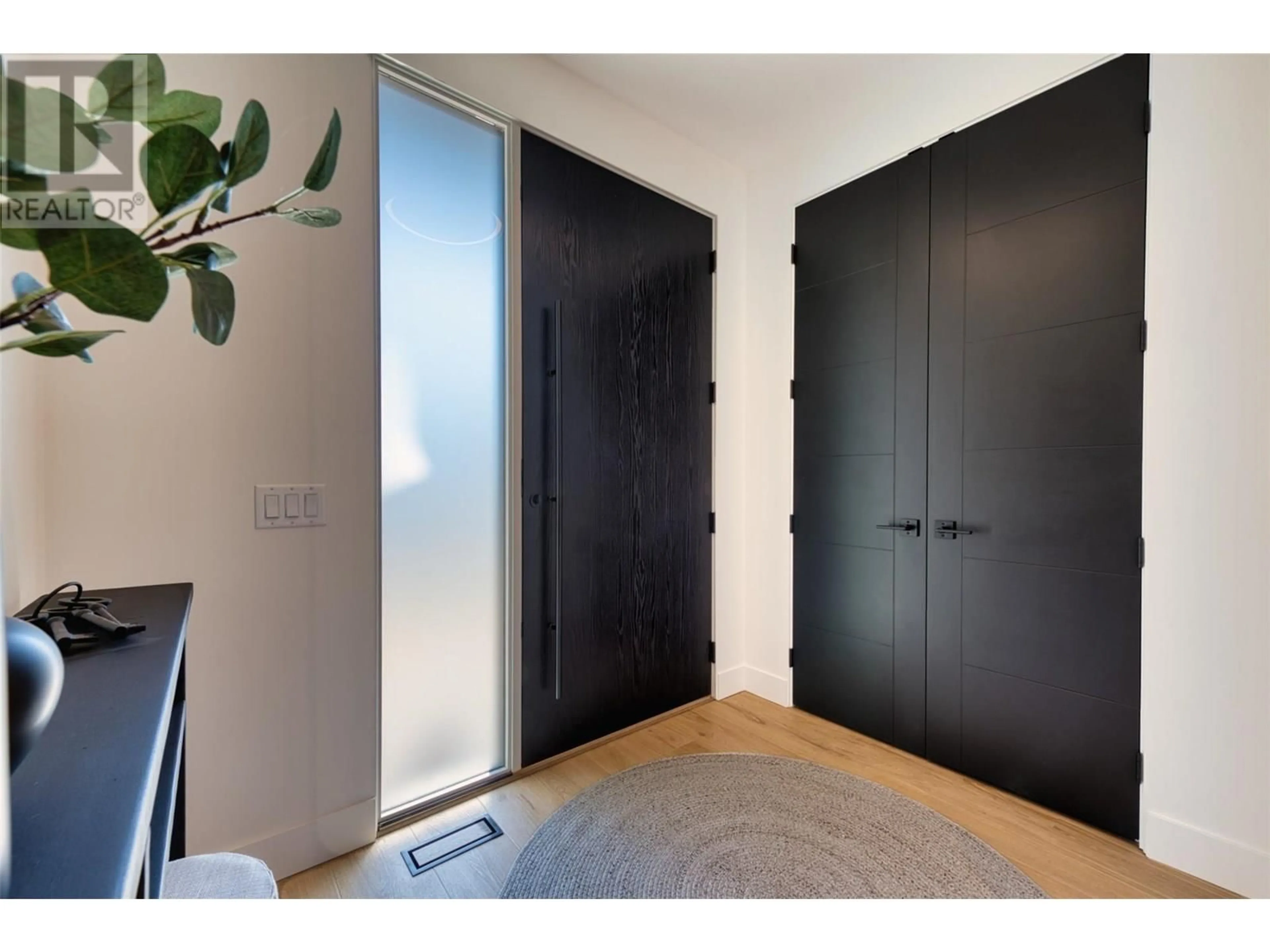 Indoor entryway for 5 - 3010 HOLLAND ROAD, Kelowna British Columbia V1W3P8