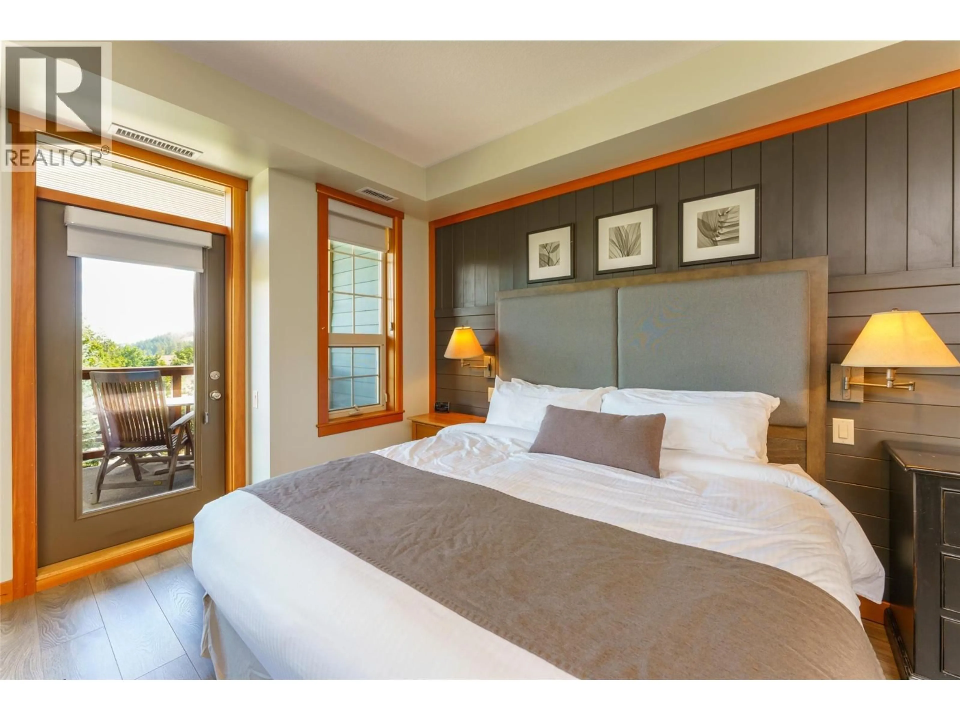 Bedroom with bed, wood/laminate floor for 331 - 101 VILLAGE CENTRE COURT, Vernon British Columbia V1H1T2