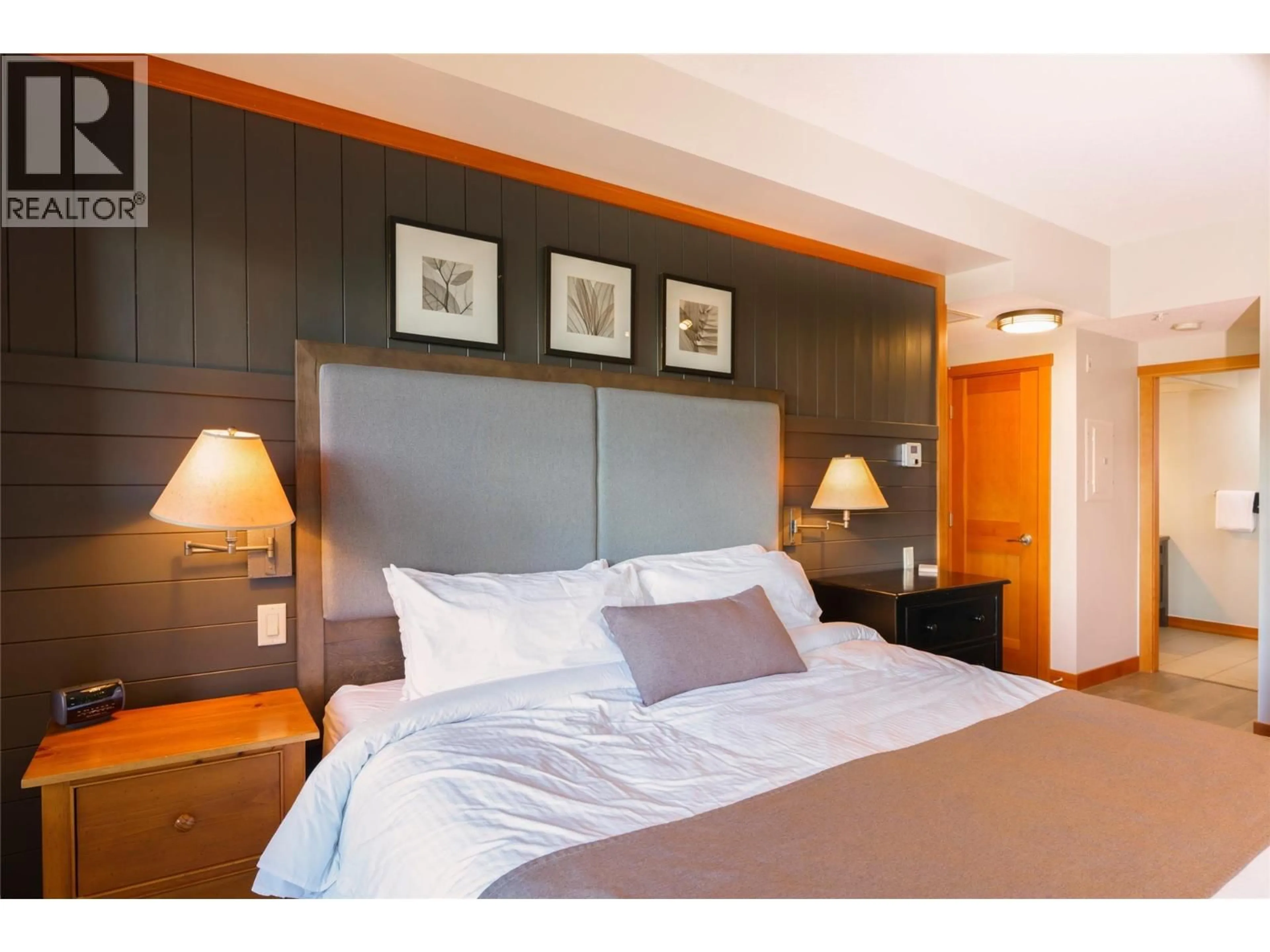 Bedroom with bed, wood/laminate floor for 331 - 101 VILLAGE CENTRE COURT, Vernon British Columbia V1H1T2