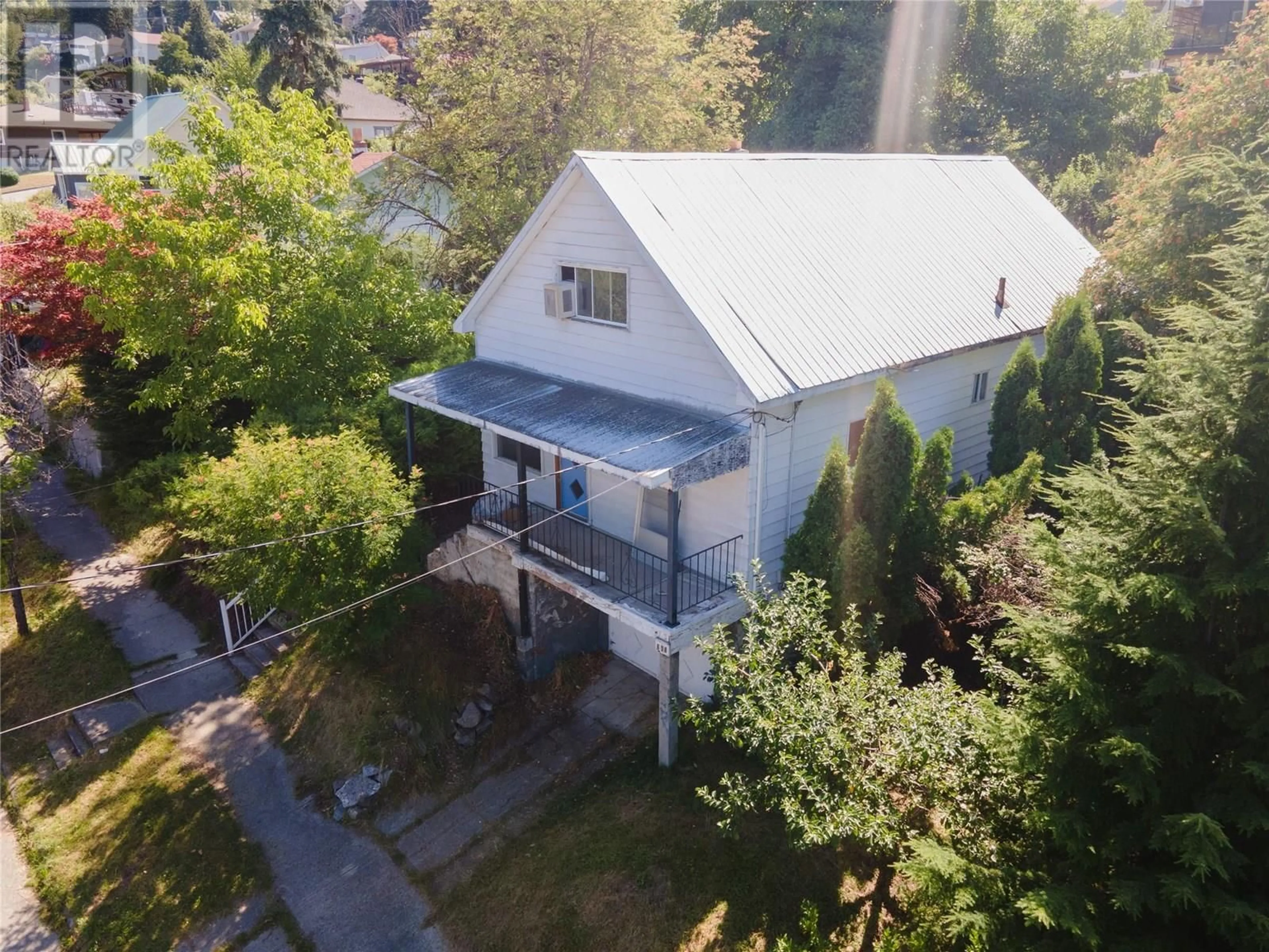 A pic from outside/outdoor area/front of a property/back of a property/a pic from drone, unknown for 608 INNES STREET, Nelson British Columbia V1L5G2