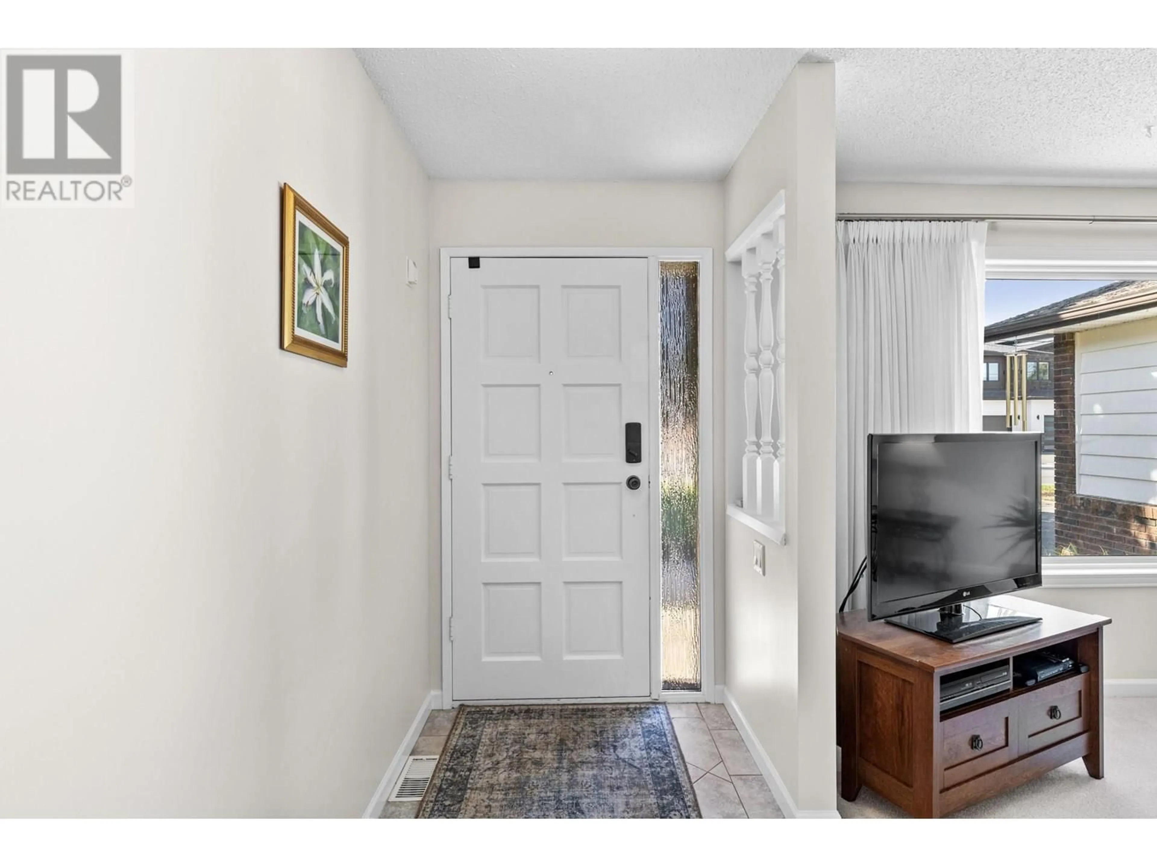 Indoor entryway for 716 RAYMER ROAD, Kelowna British Columbia v1w1h5