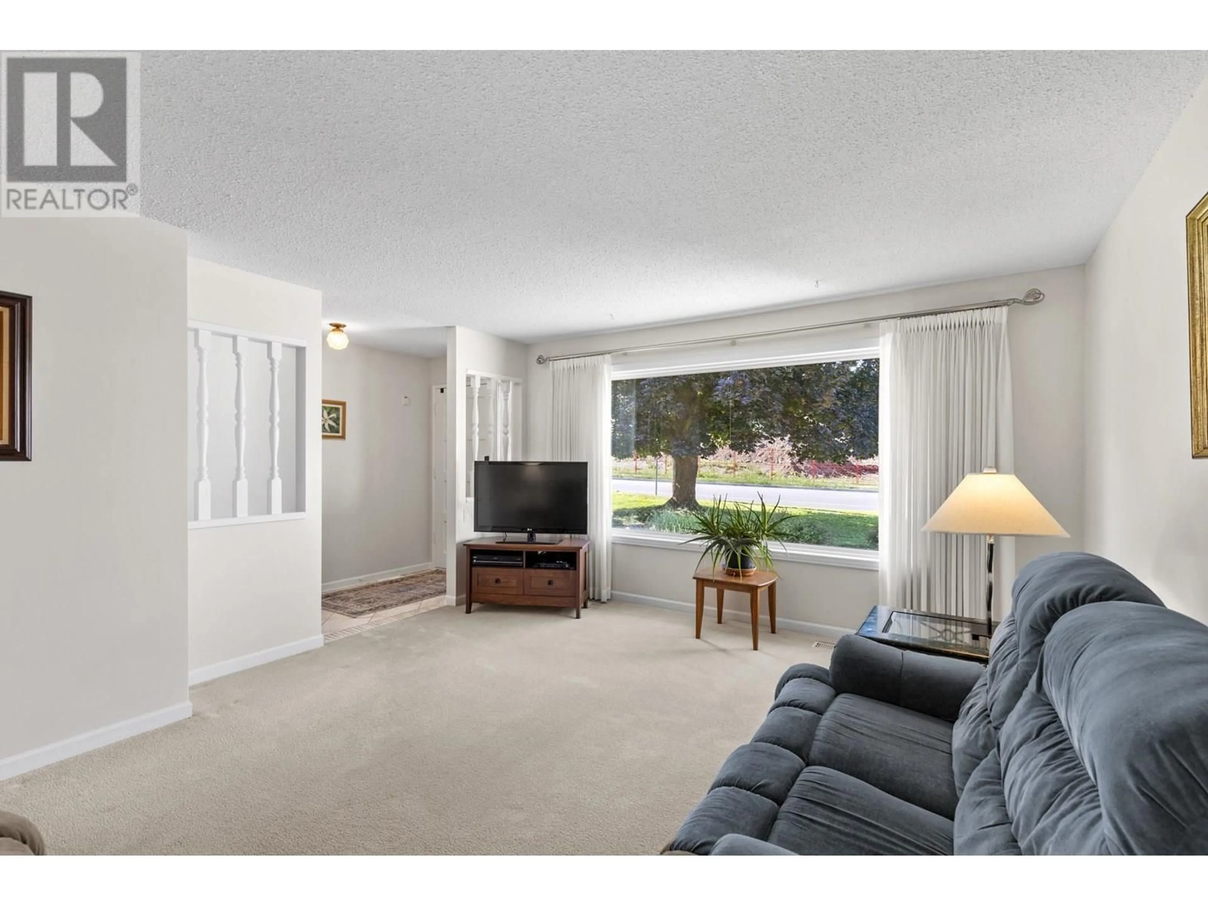 Living room with furniture, unknown for 716 RAYMER ROAD, Kelowna British Columbia v1w1h5