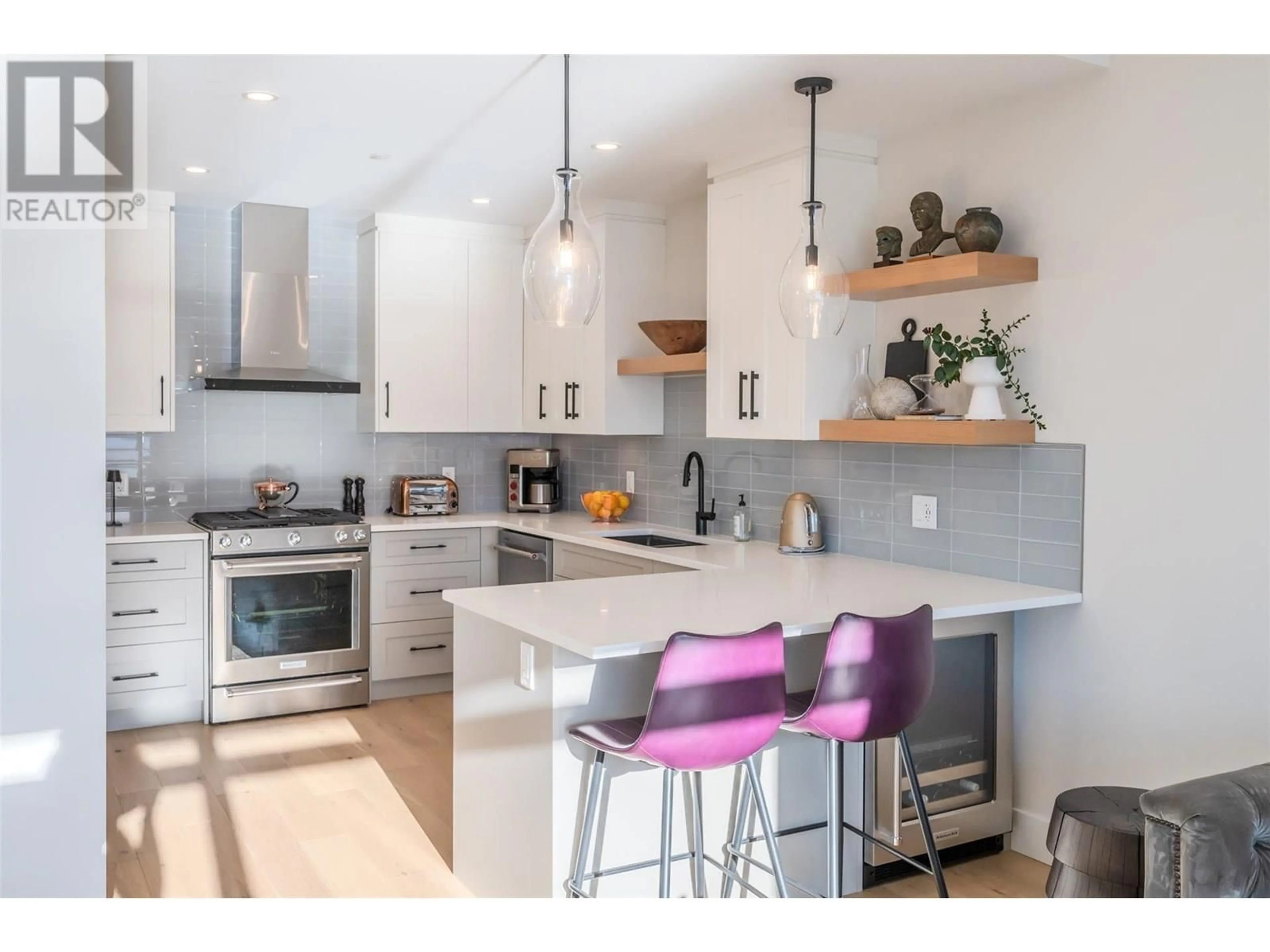 Contemporary kitchen, unknown for 6007 PRINCESS STREET, Peachland British Columbia V0H1X7