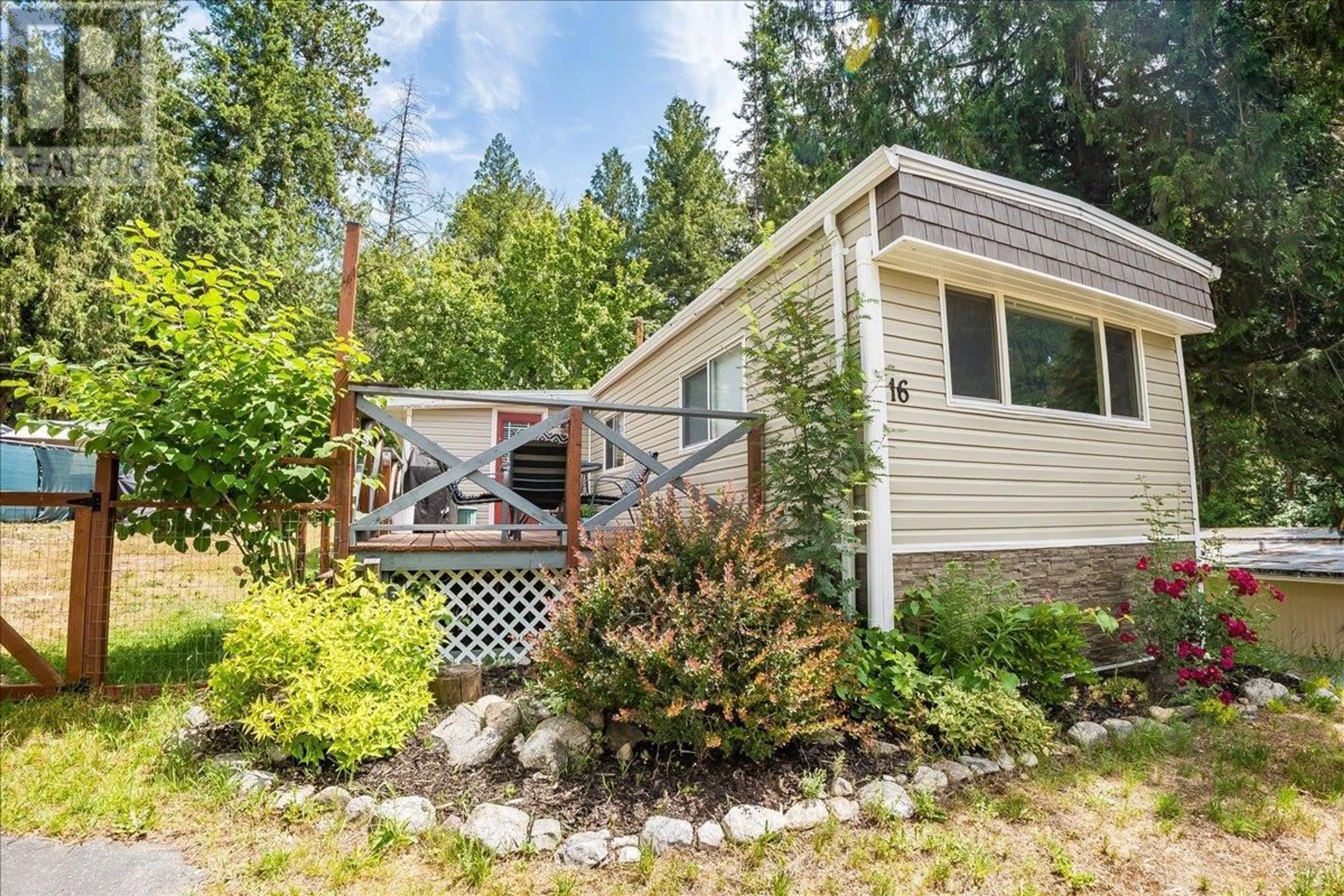 Home with vinyl exterior material, unknown for 16 - 4029 BROADWATER ROAD, Robson British Columbia V1N4V6