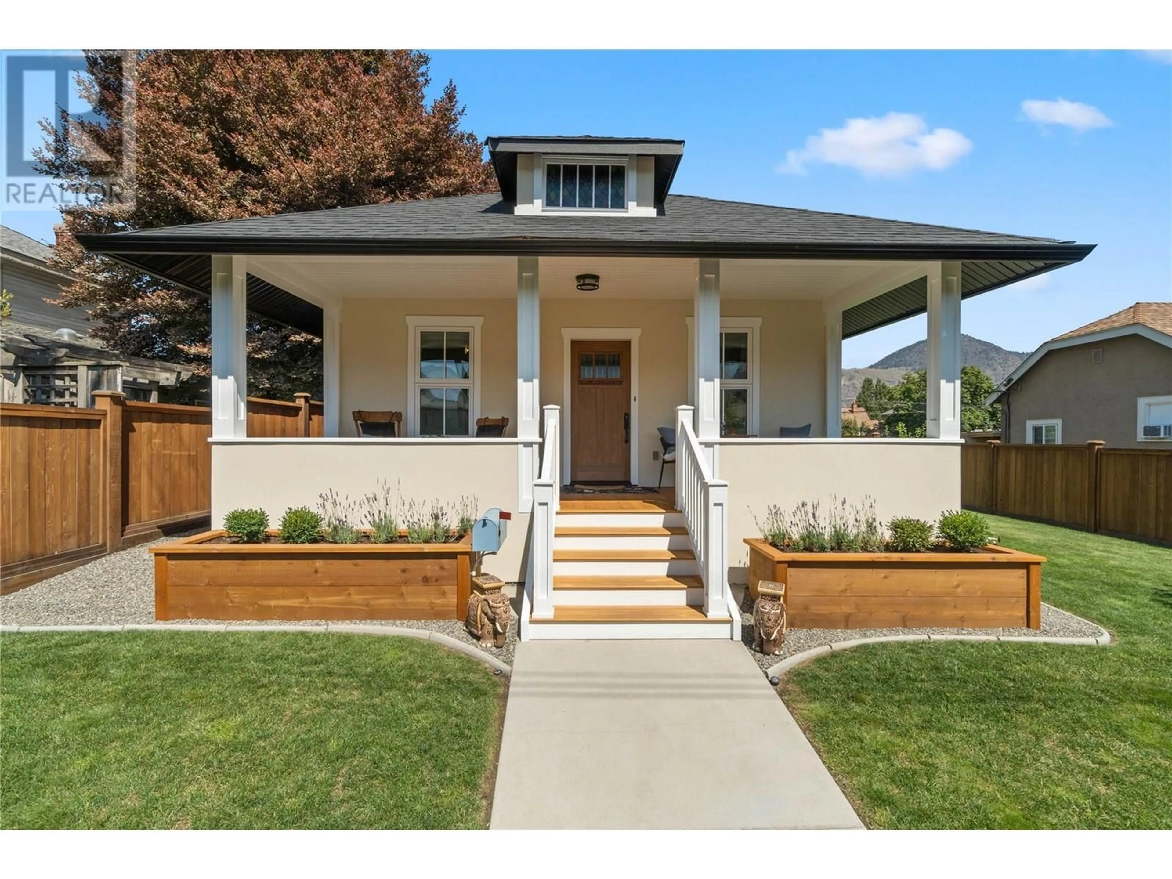 Home with vinyl exterior material, street for 670 COLUMBIA STREET, Kamloops British Columbia V2C2V3