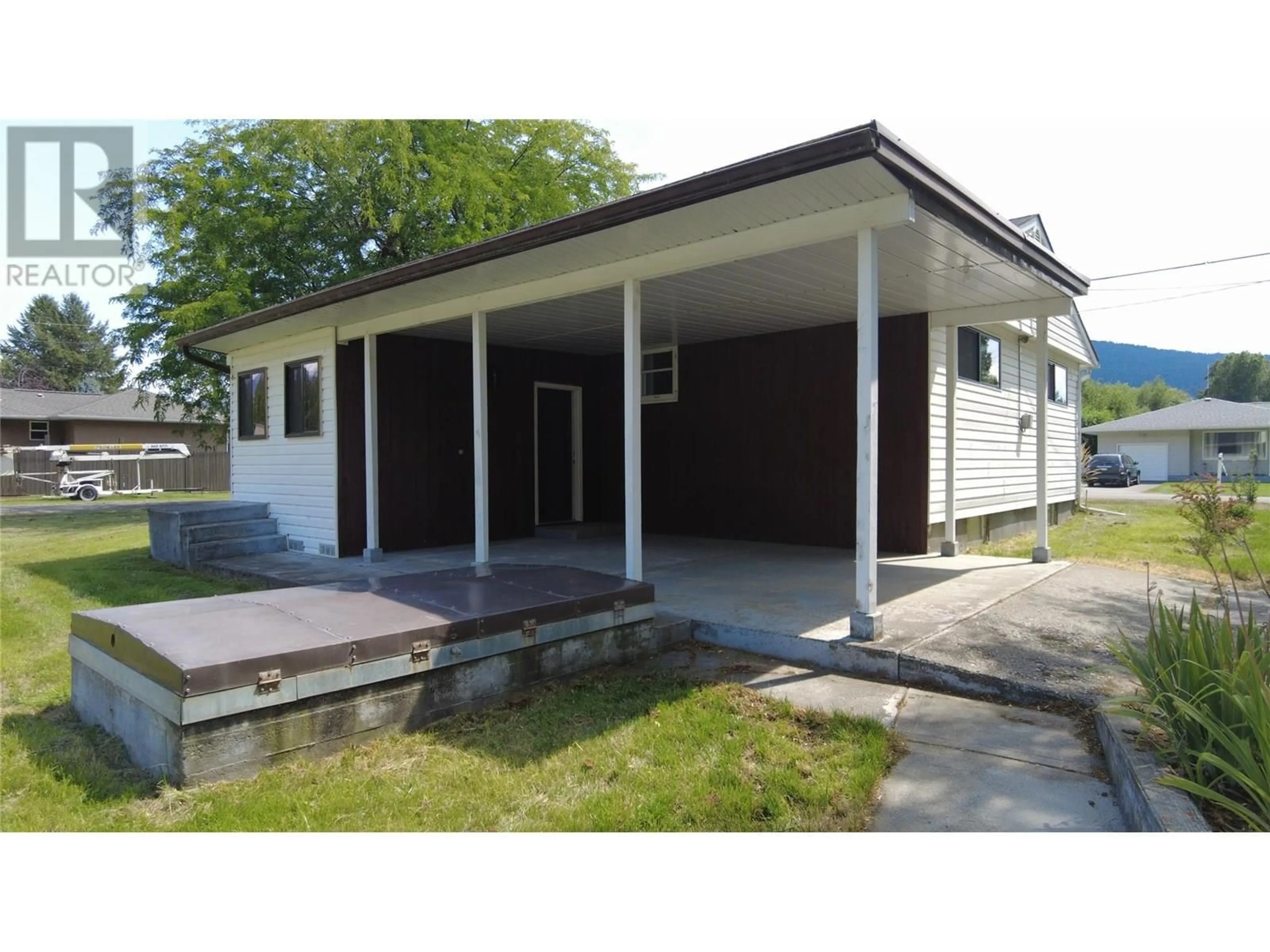 Home with vinyl exterior material, building for 6295 COLLEGE ROAD, Grand Forks British Columbia V0H1H2
