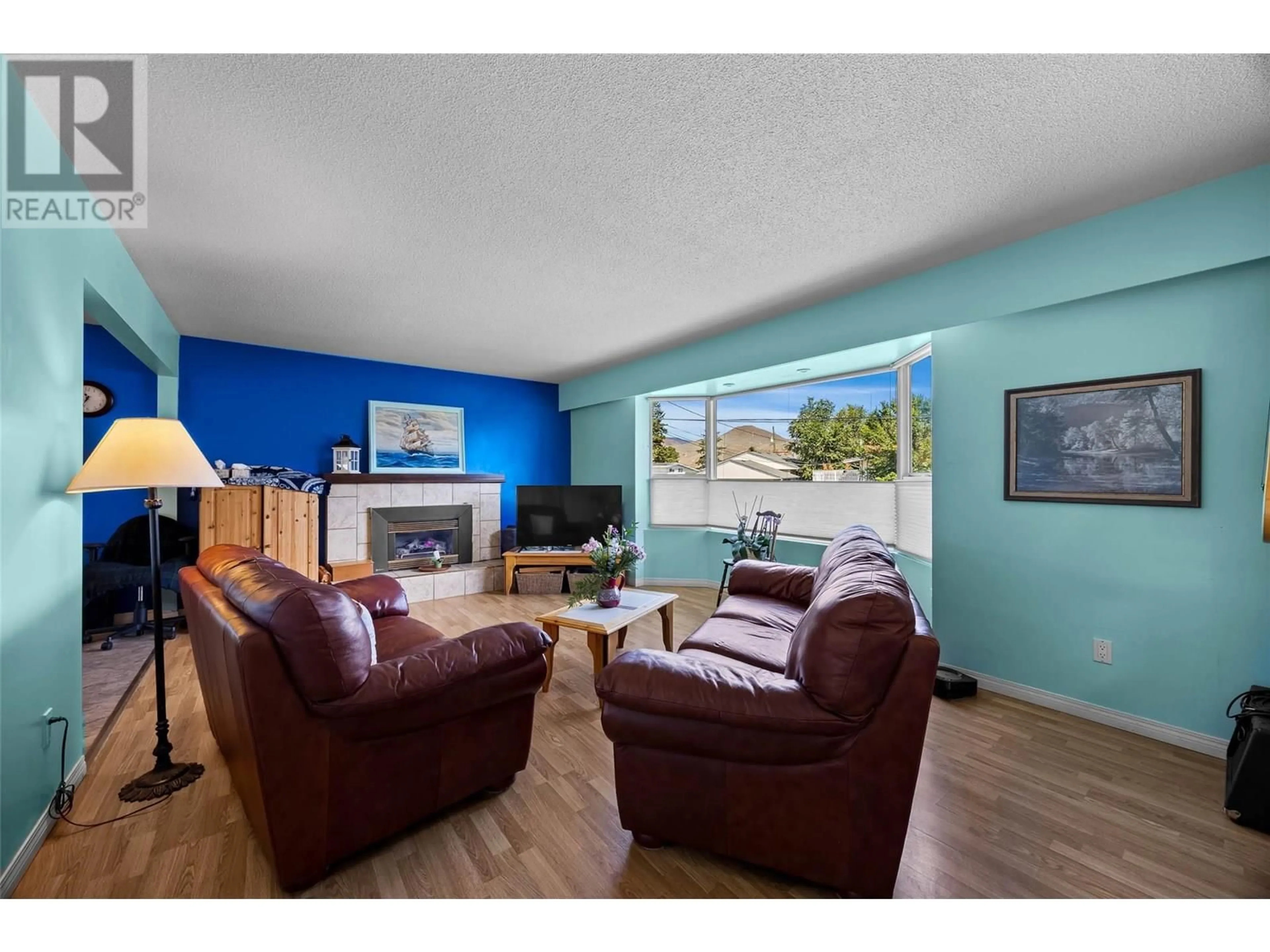 Living room with furniture, wood/laminate floor for 1265 BARRIE DRIVE, Kamloops British Columbia V2B3Y3
