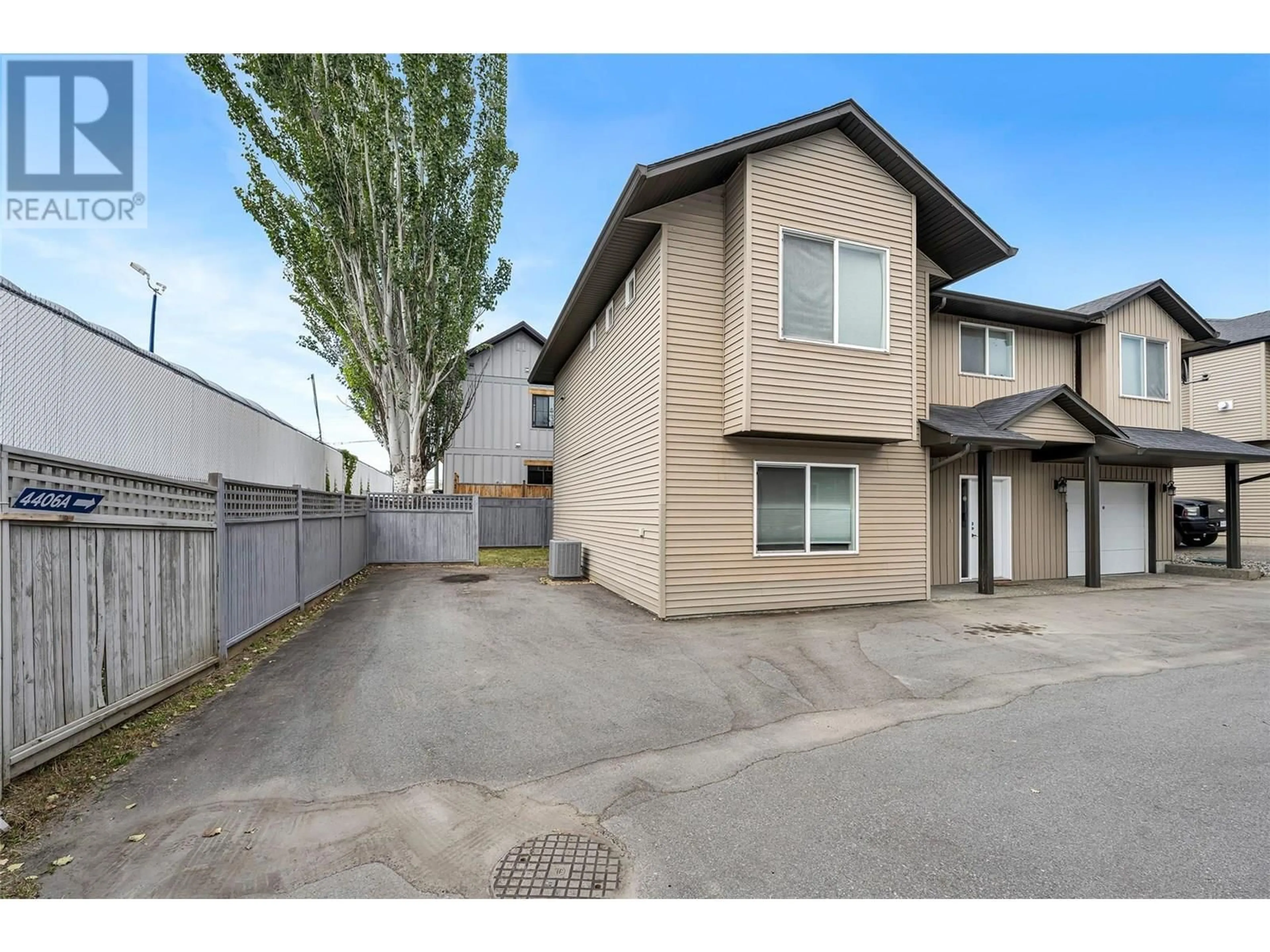 A pic from outside/outdoor area/front of a property/back of a property/a pic from drone, street for 4406A 25TH STREET, Vernon British Columbia V1T4S6