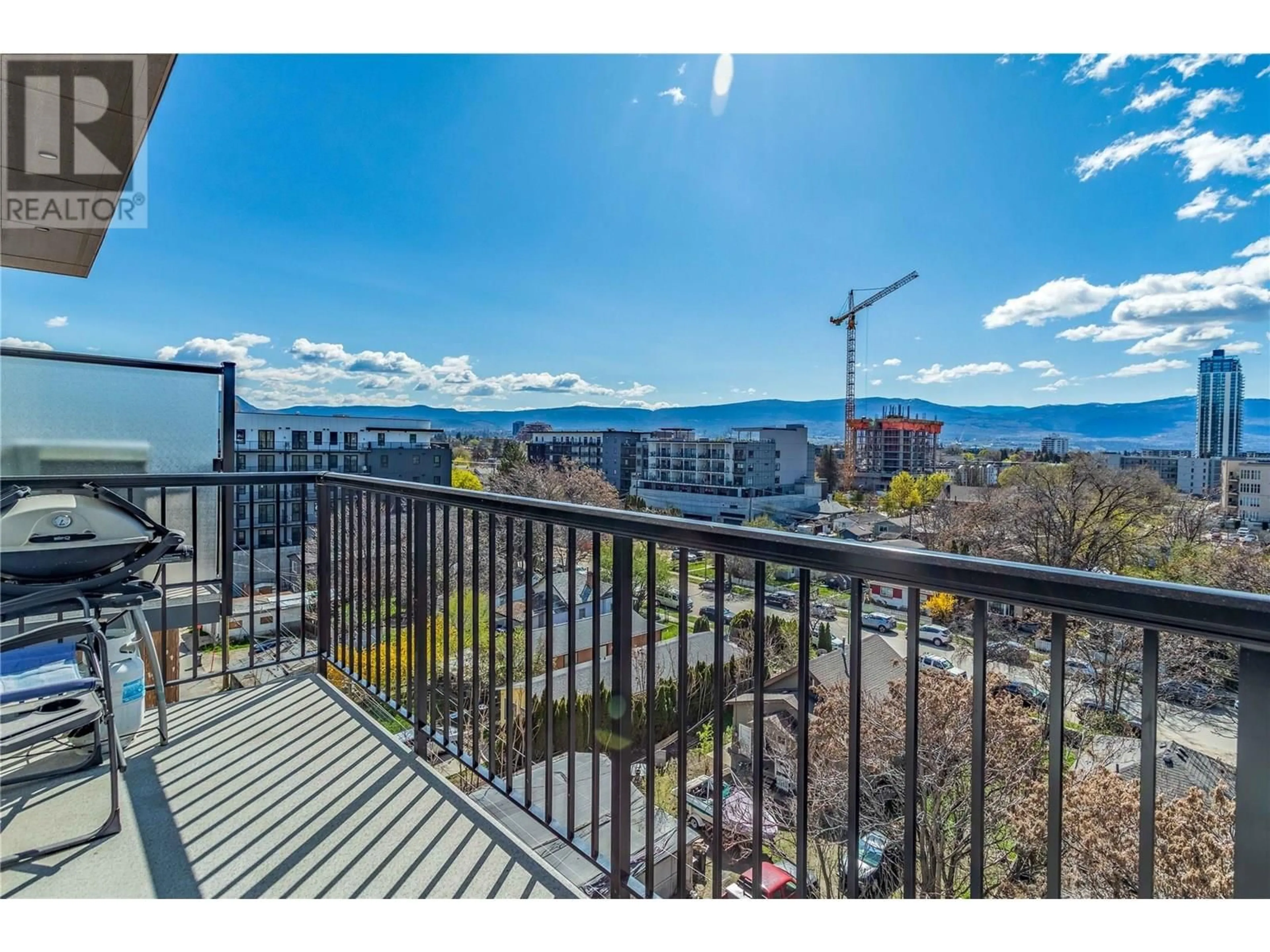A pic from outside/outdoor area/front of a property/back of a property/a pic from drone, water/lake/river/ocean view for 606 - 1215 ST PAUL STREET, Kelowna British Columbia V1Y2C7