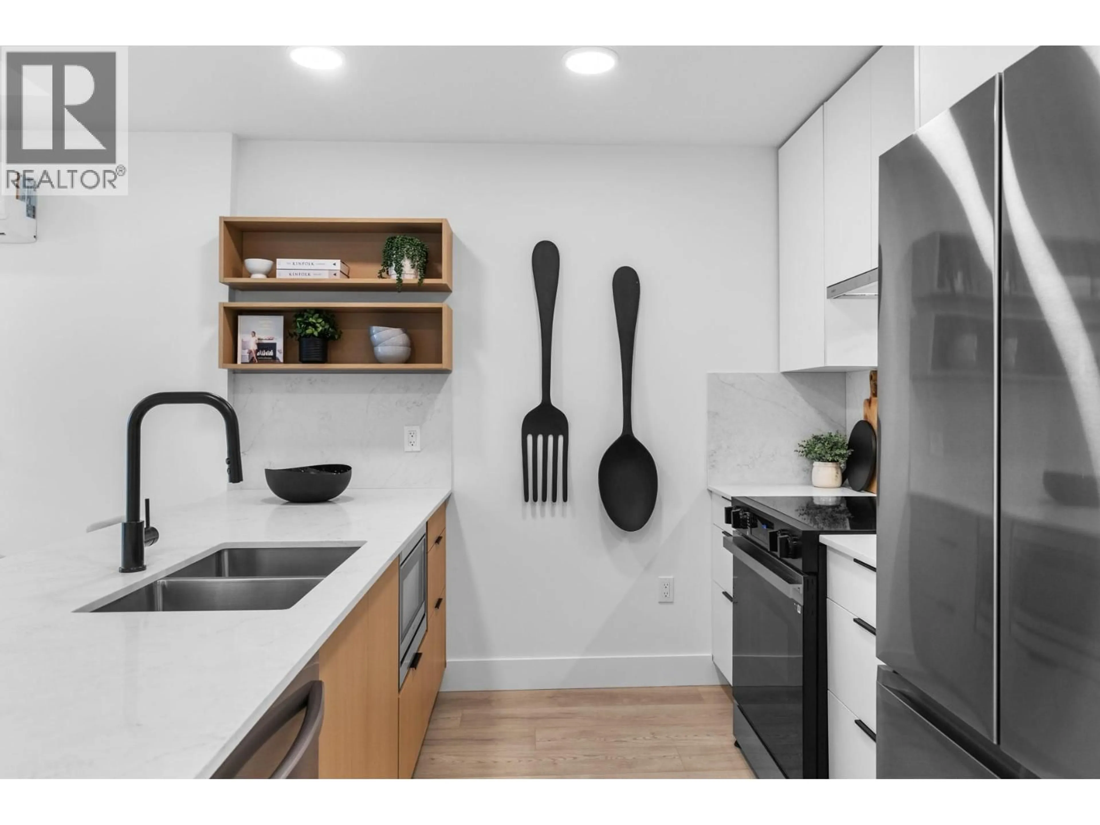 Open concept kitchen, ceramic/tile floor for 102 - 620 CORONATION AVENUE, Kelowna British Columbia V1Y7A1