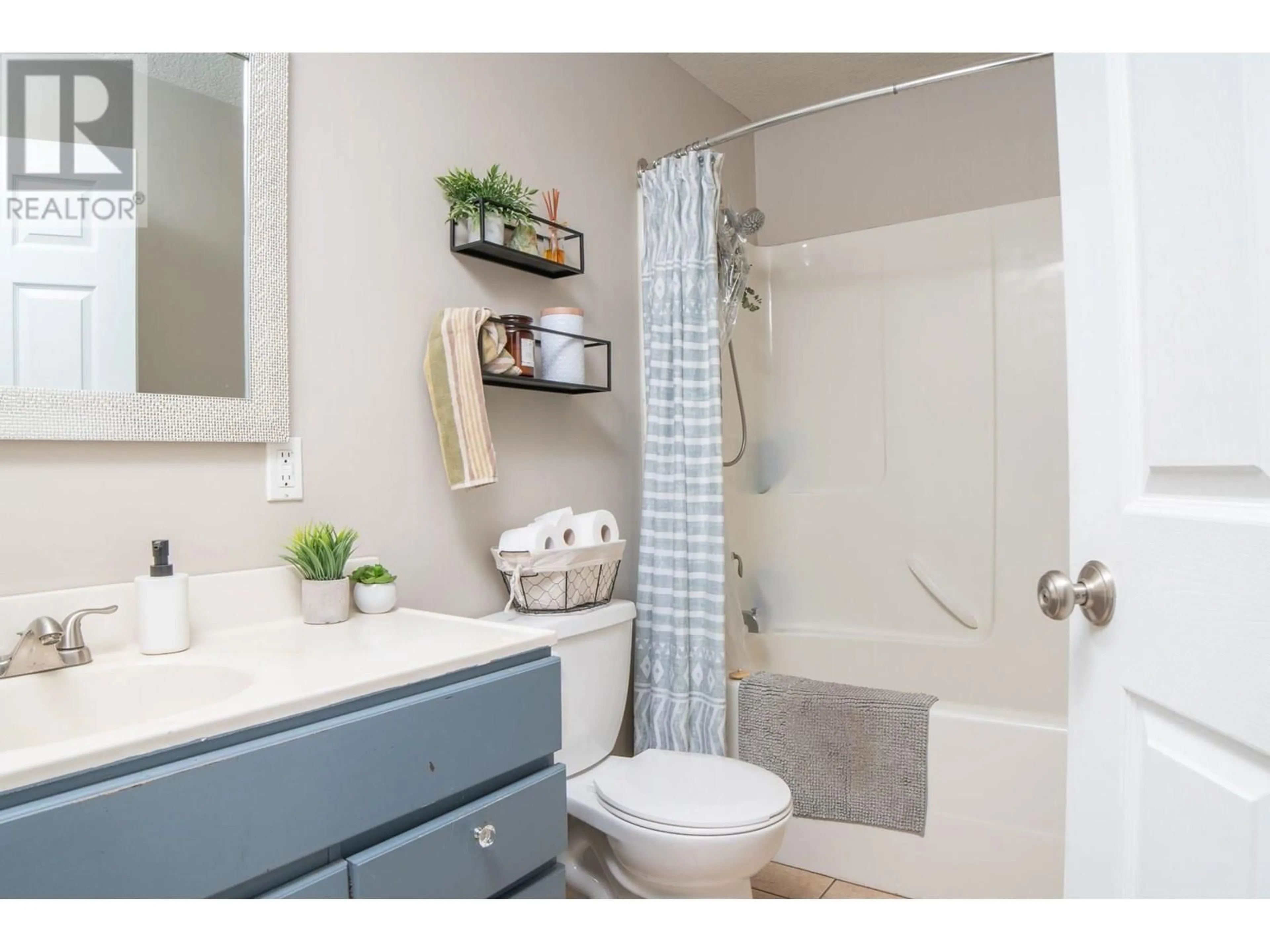 Standard bathroom, ceramic/tile floor for 908 PURCELL CRESCENT, Creston British Columbia V0B1G3