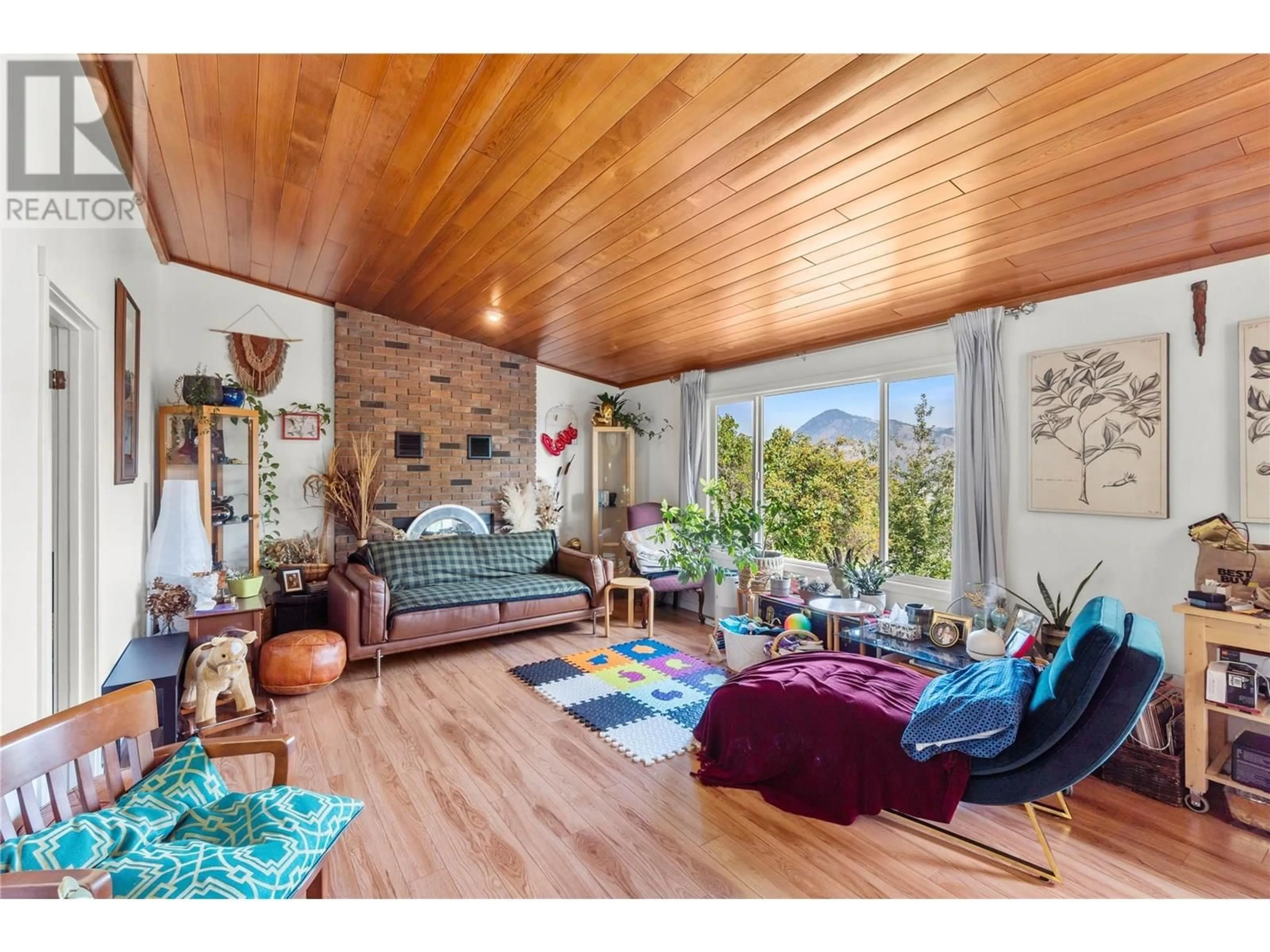 Living room with furniture, wood/laminate floor for 2356 NECHAKO DRIVE, Kamloops British Columbia V2E1Z3