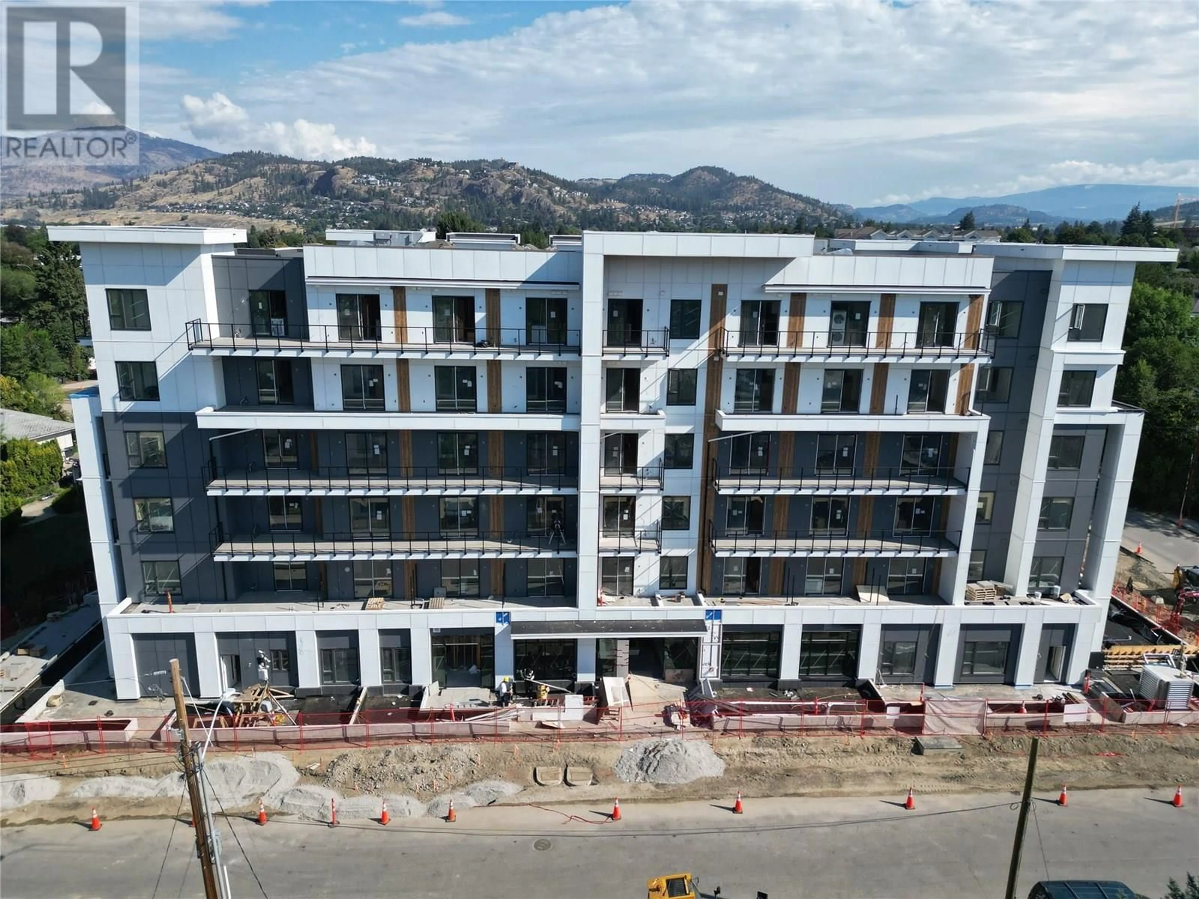 A pic from outside/outdoor area/front of a property/back of a property/a pic from drone, building for 1380 PRIDHAM AVENUE, Kelowna British Columbia V1Y6B5