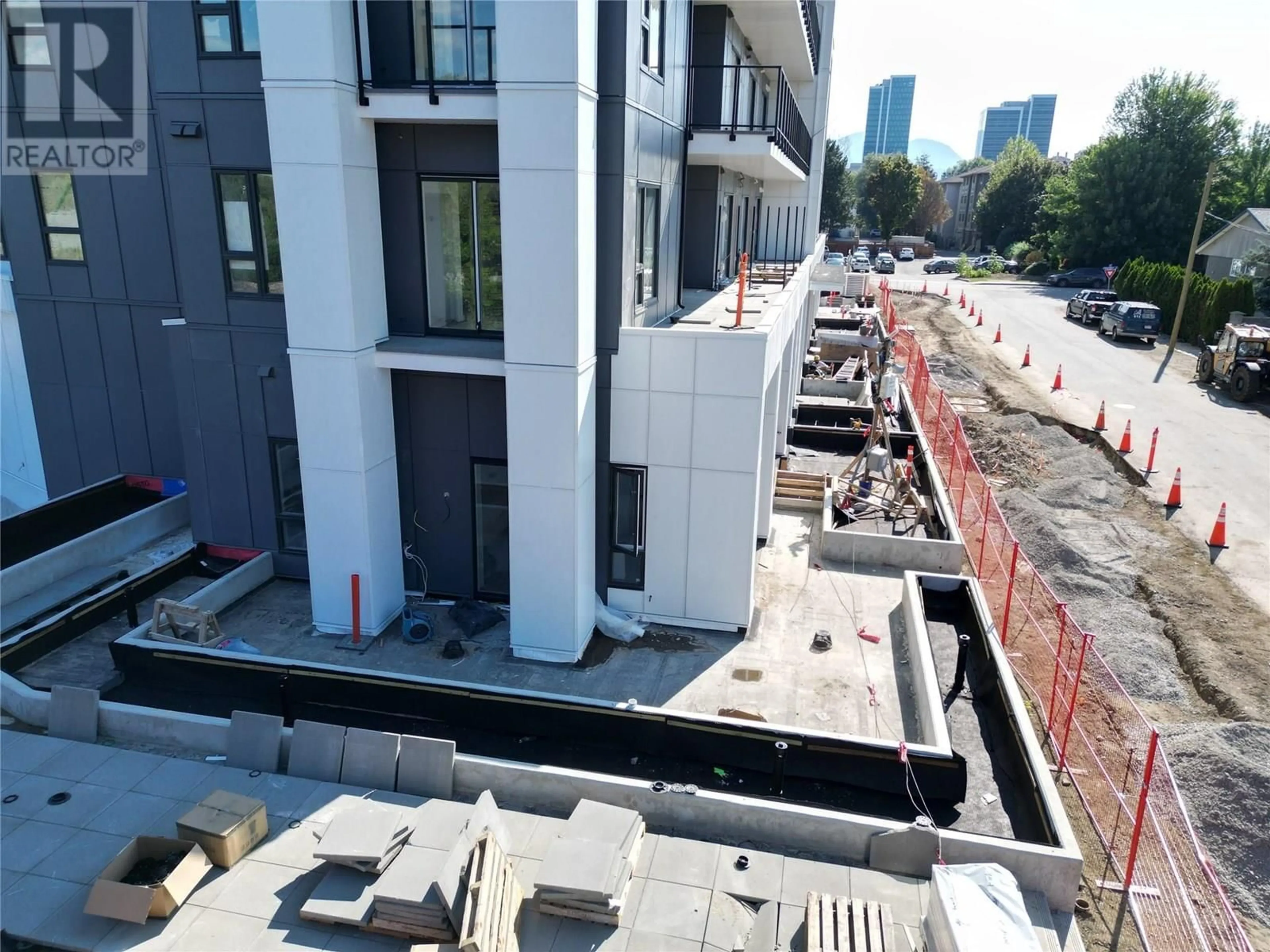 A pic from outside/outdoor area/front of a property/back of a property/a pic from drone, building for 1380 PRIDHAM AVENUE, Kelowna British Columbia V1Y6B5