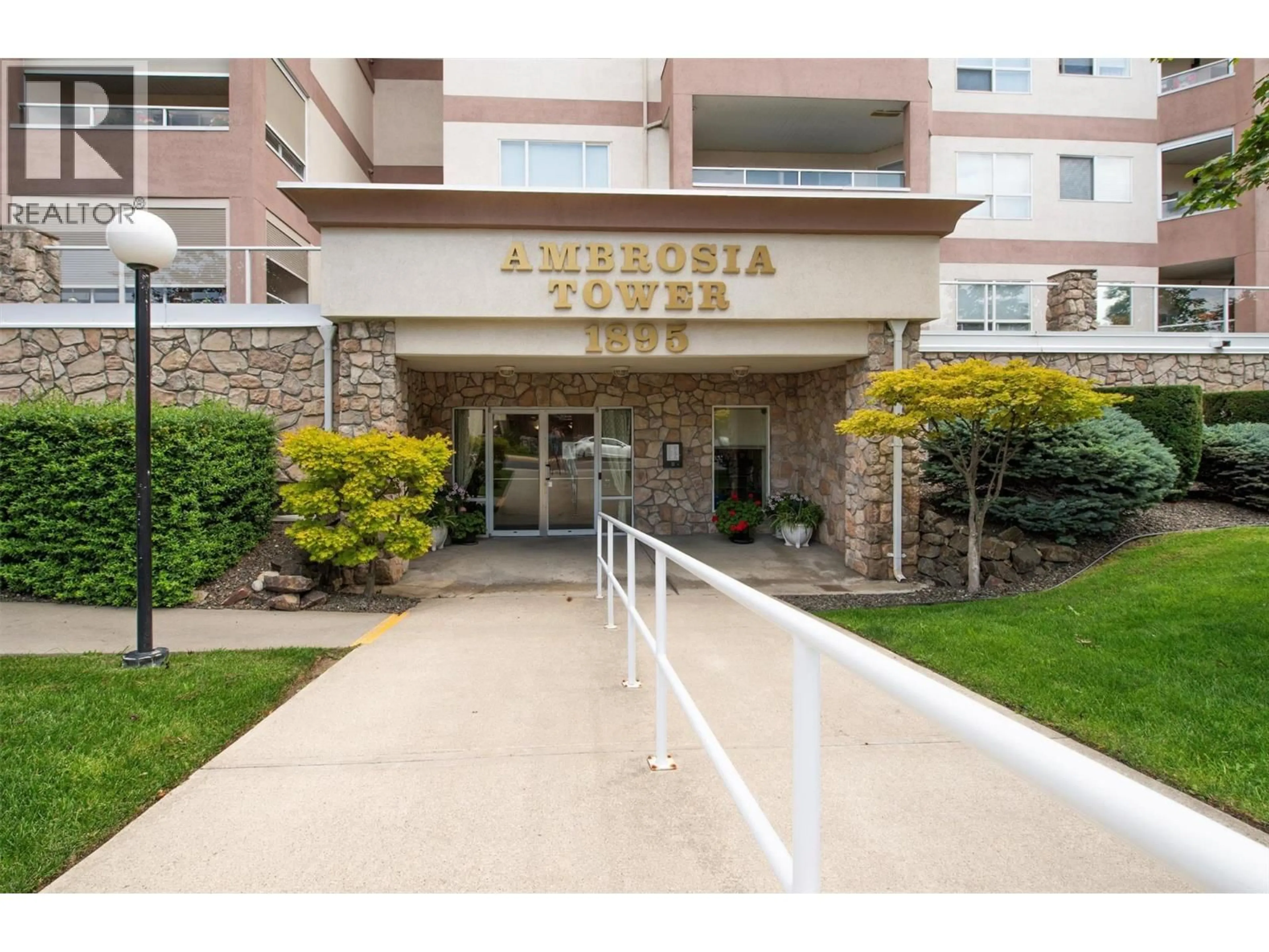 Indoor foyer for 504 - 1895 AMBROSI ROAD, Kelowna British Columbia V1Y4R8