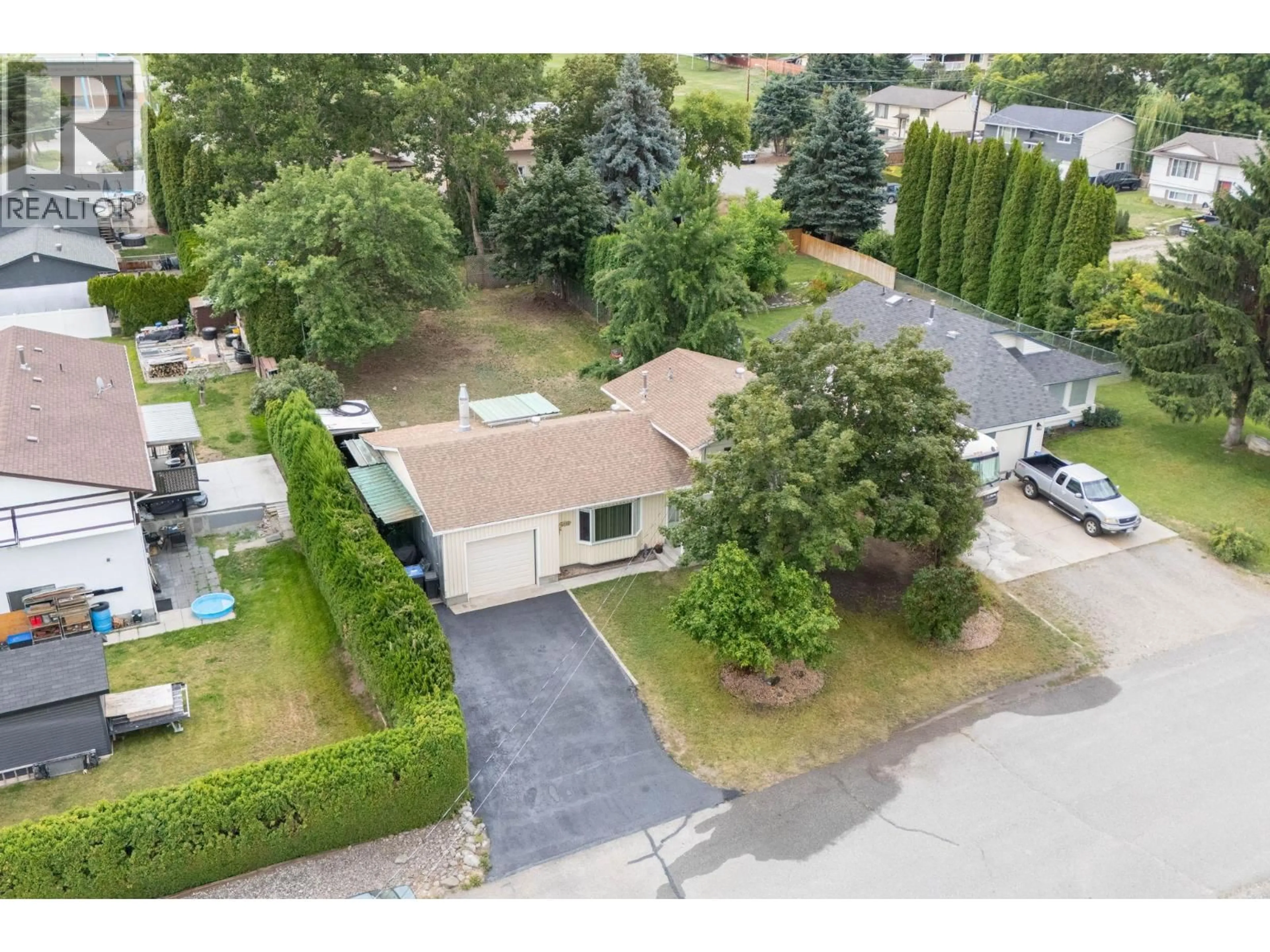 A pic from outside/outdoor area/front of a property/back of a property/a pic from drone, street for 4811 PARKDALE CRESCENT, Ellison British Columbia V1X6T3