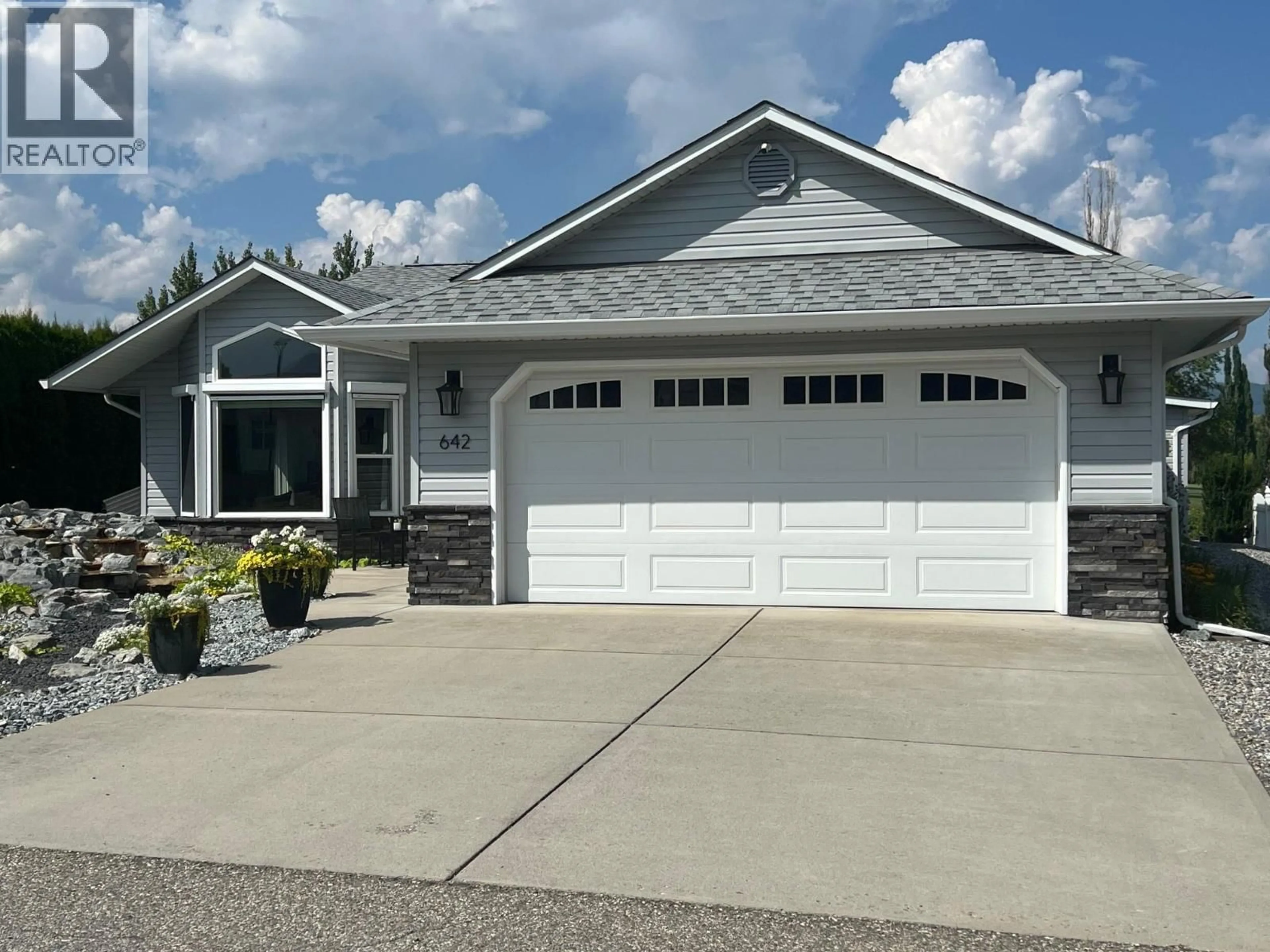 Home with vinyl exterior material, street for 642 6TH AVENUE, Vernon British Columbia V1H1Z1
