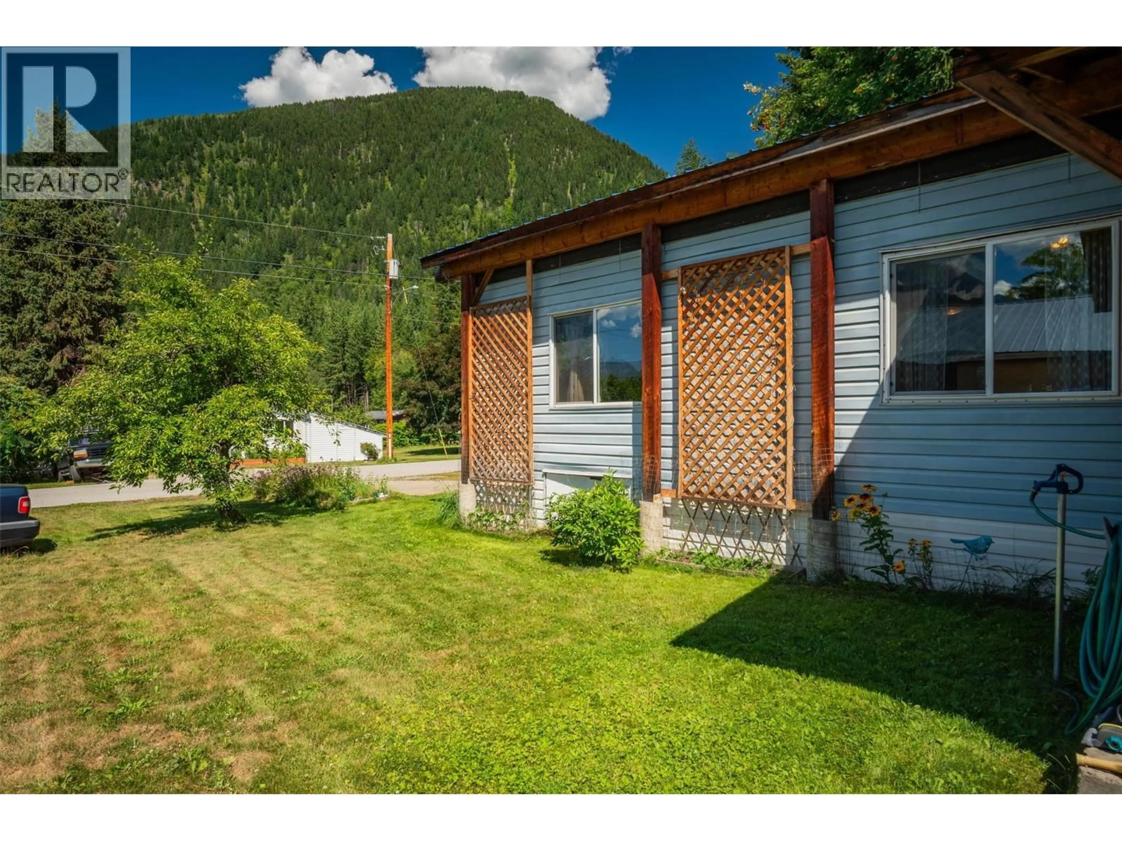 A pic from outside/outdoor area/front of a property/back of a property/a pic from drone, mountain view for 711 9TH AVENUE, New Denver British Columbia V0G1S0