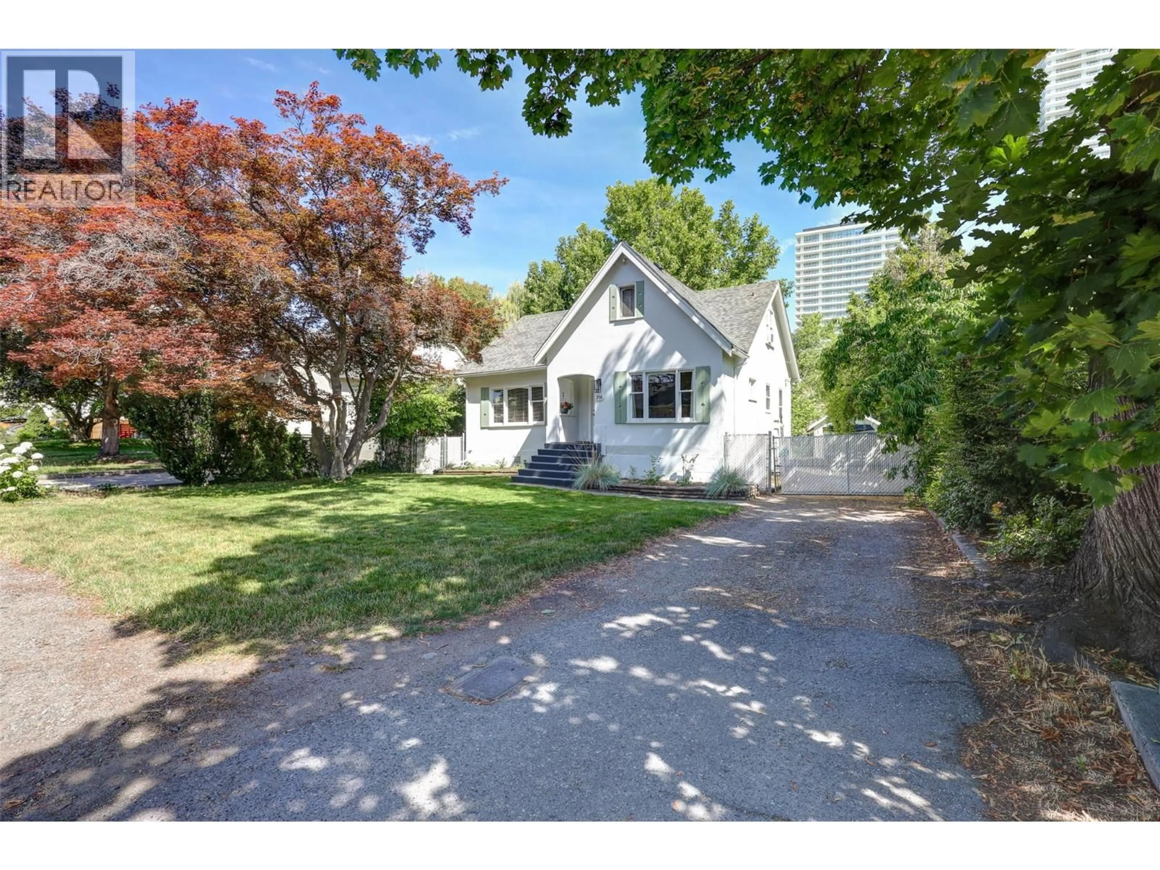 A pic from outside/outdoor area/front of a property/back of a property/a pic from drone, street for 258 RIVERSIDE AVENUE, Kelowna British Columbia V1Y1A6