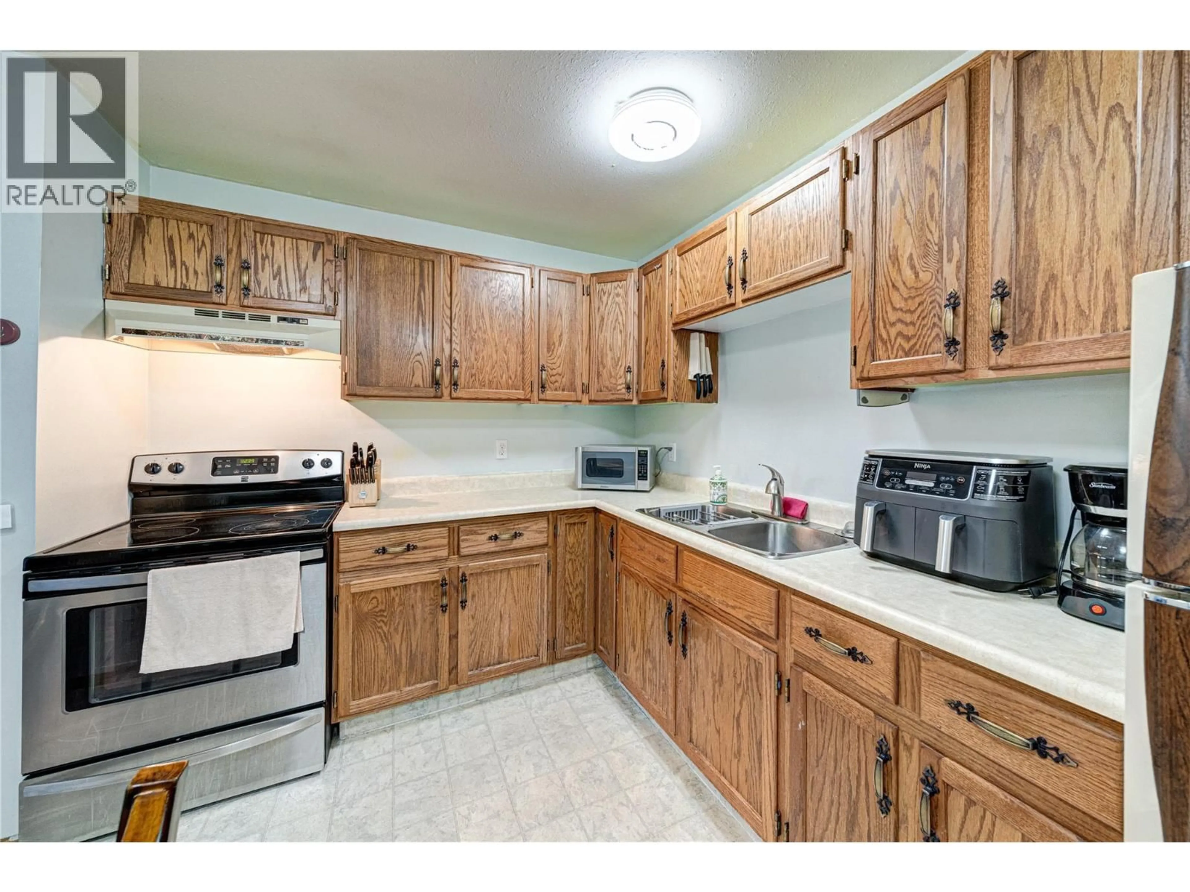 Standard kitchen, unknown for 408 - 1286 PONDEROSA DRIVE, Sparwood British Columbia V0B2G2