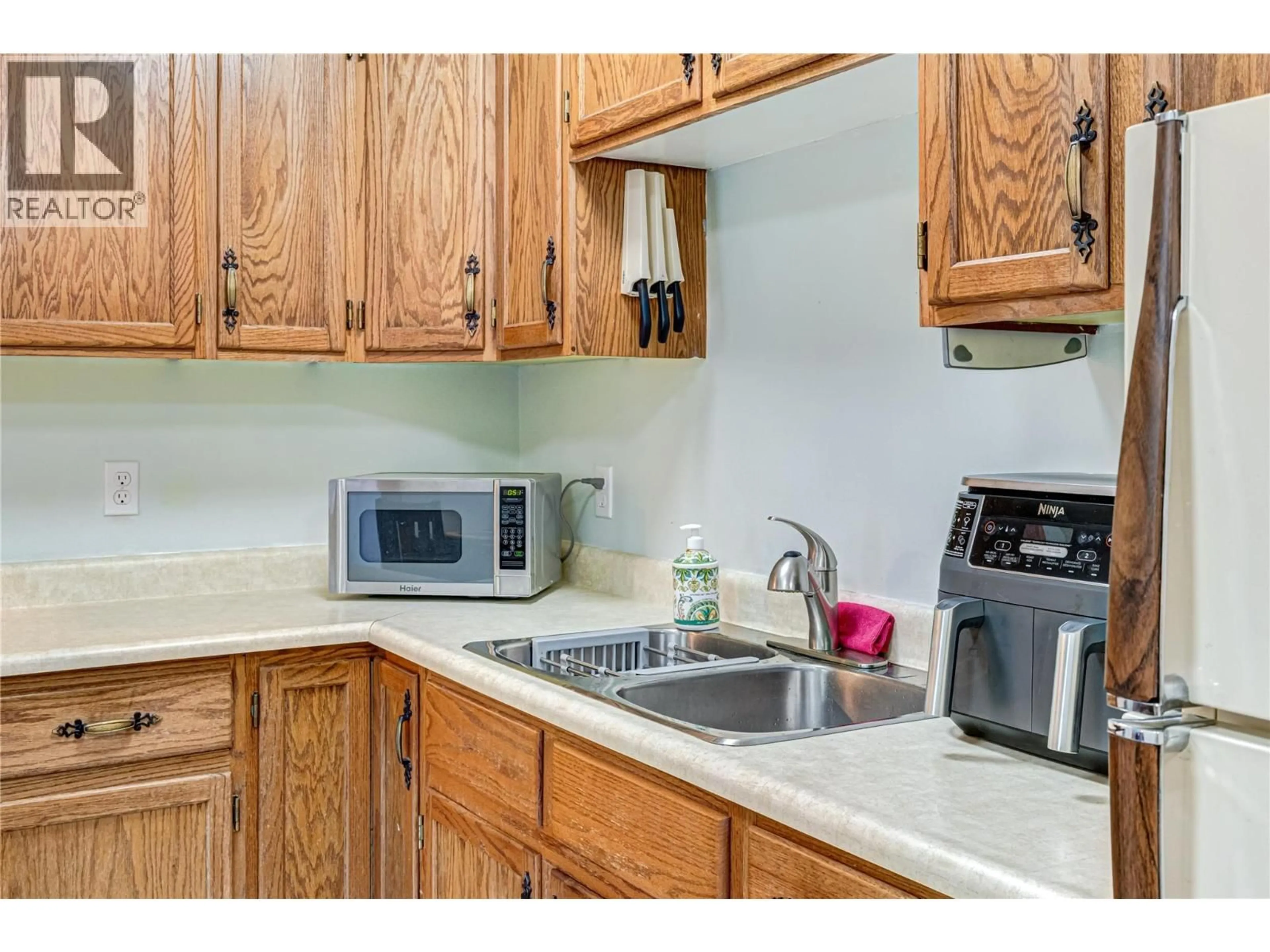 Standard kitchen, unknown for 408 - 1286 PONDEROSA DRIVE, Sparwood British Columbia V0B2G2