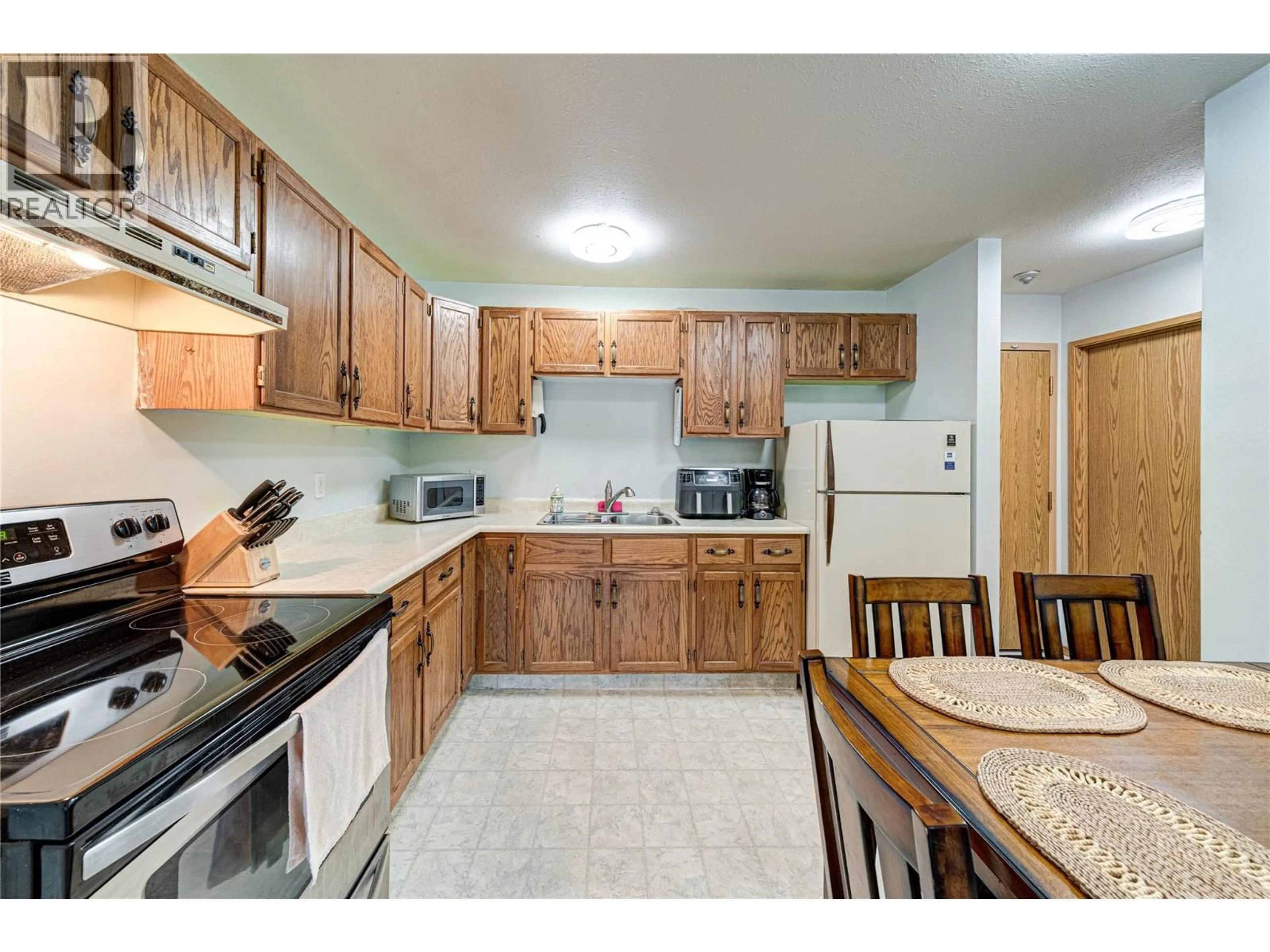 Standard kitchen, unknown for 408 - 1286 PONDEROSA DRIVE, Sparwood British Columbia V0B2G2