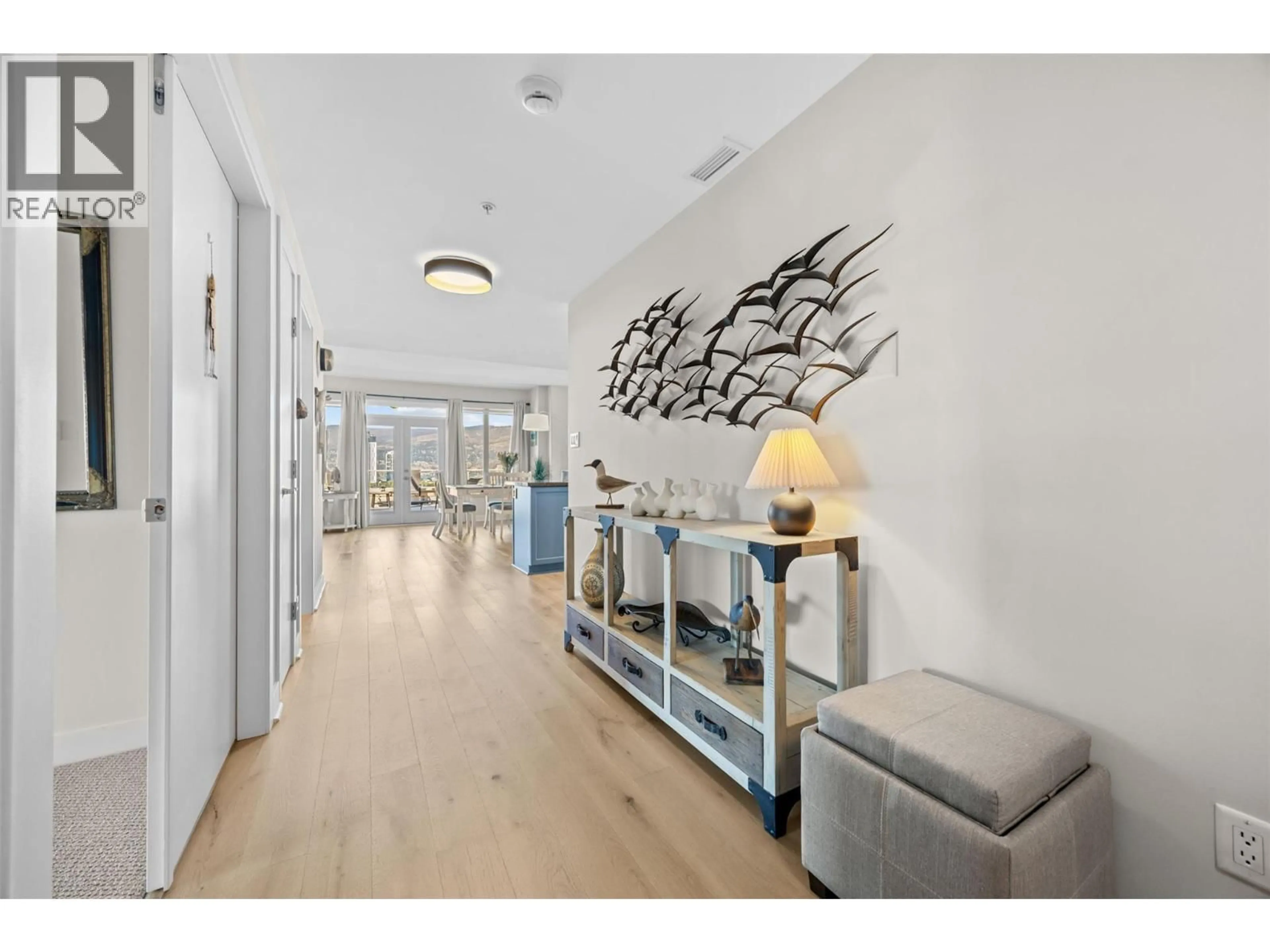 Indoor foyer for 1109 - 1160 BERNARD AVENUE, Kelowna British Columbia V1Y6R2