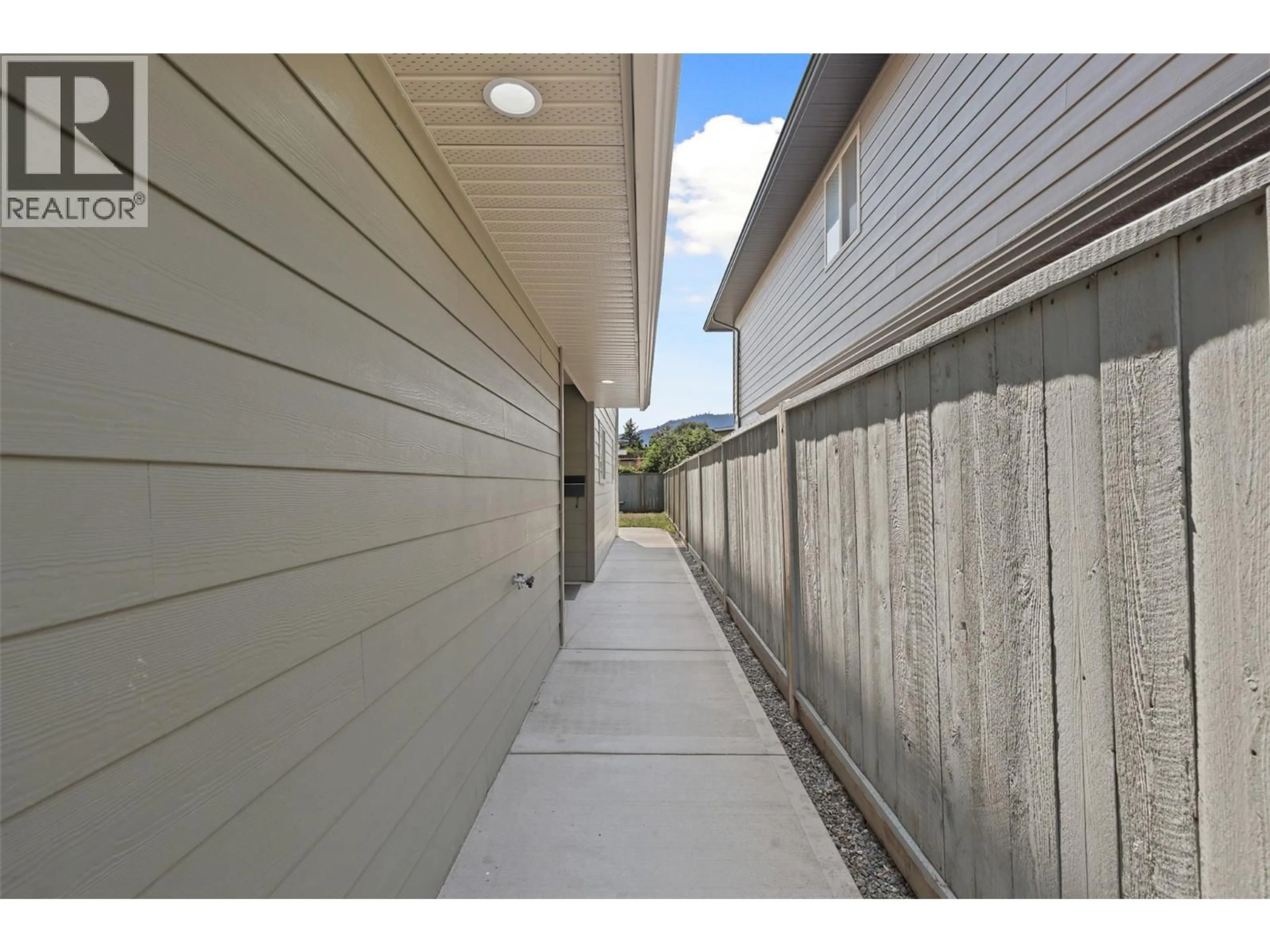 Patio, street for 1725 PARKCREST AVENUE, Kamloops British Columbia V2B4W8