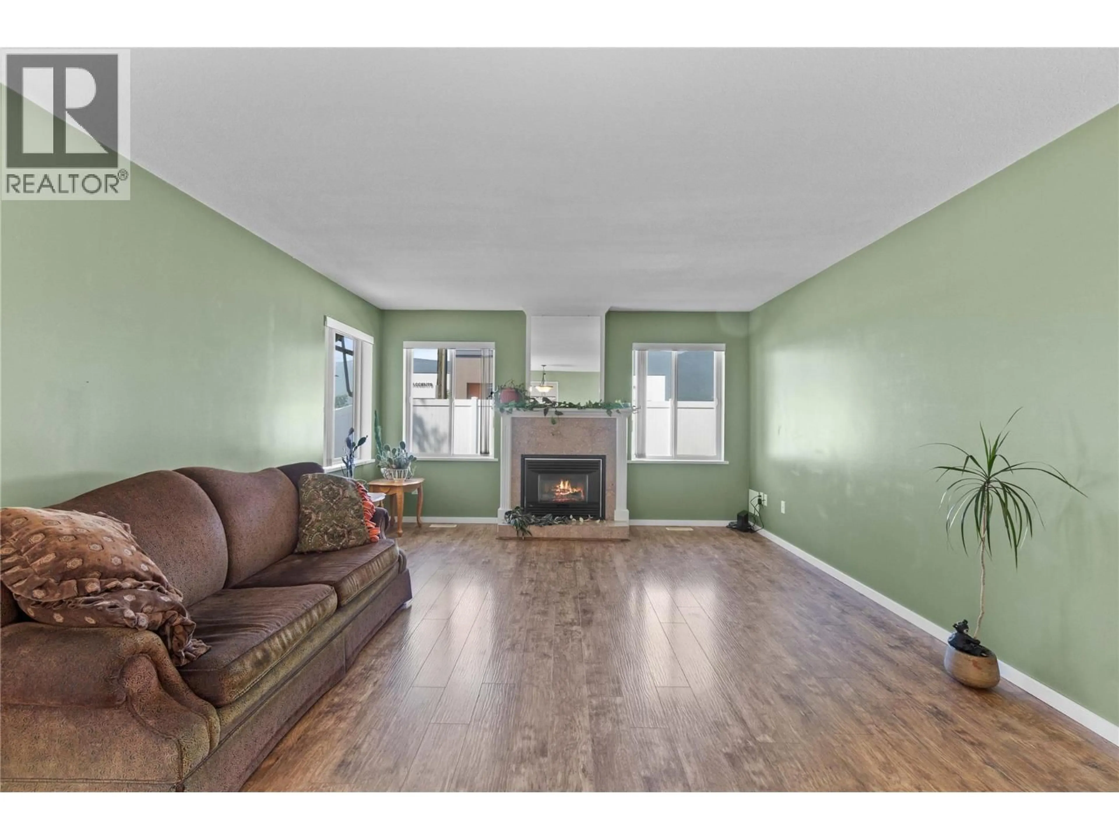 Living room with furniture, wood/laminate floor for 121 - 900 5 AVENUE SOUTHWEST, Salmon Arm British Columbia V1E1L2