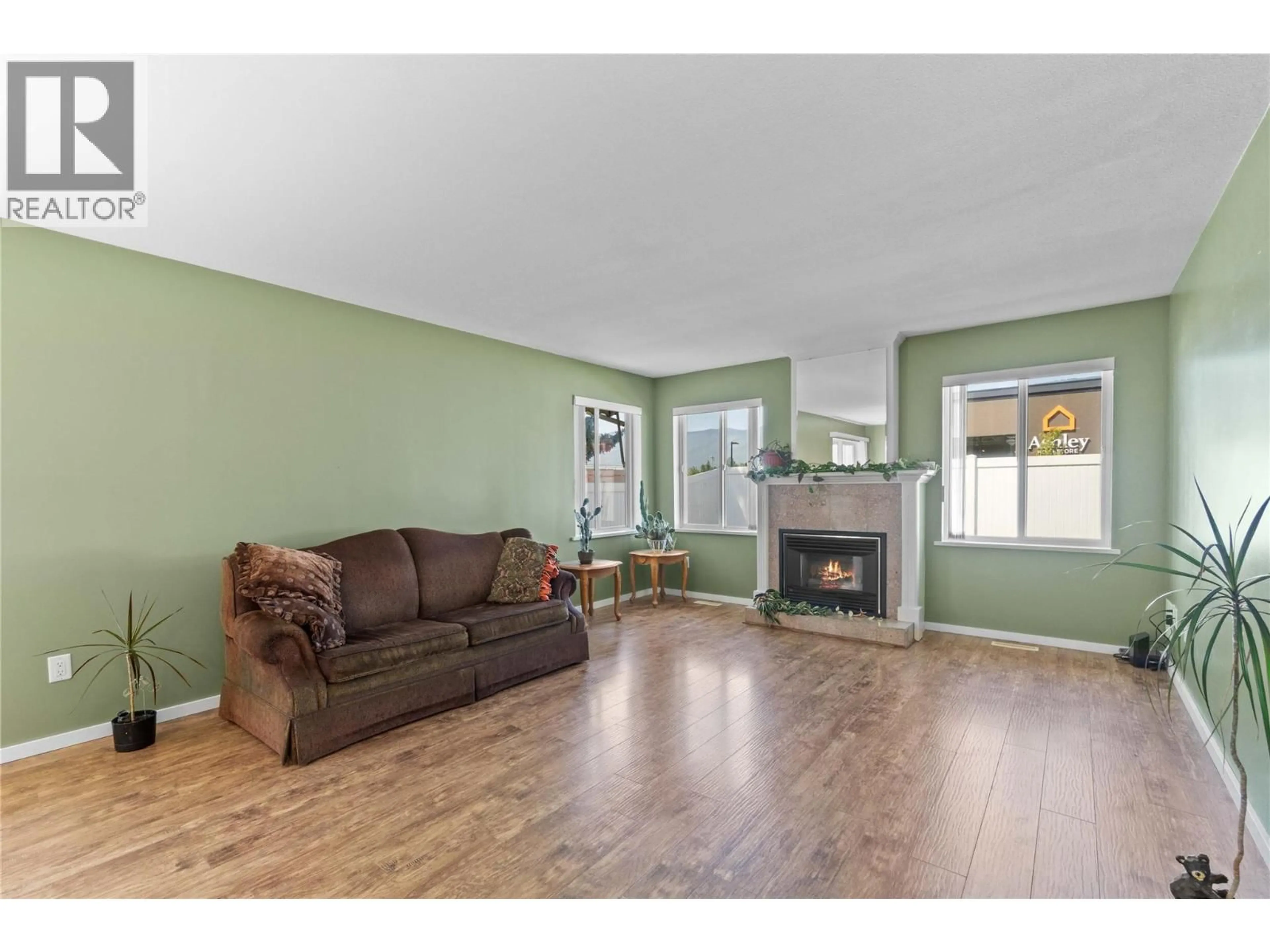 Living room with furniture, wood/laminate floor for 121 - 900 5 AVENUE SOUTHWEST, Salmon Arm British Columbia V1E1L2
