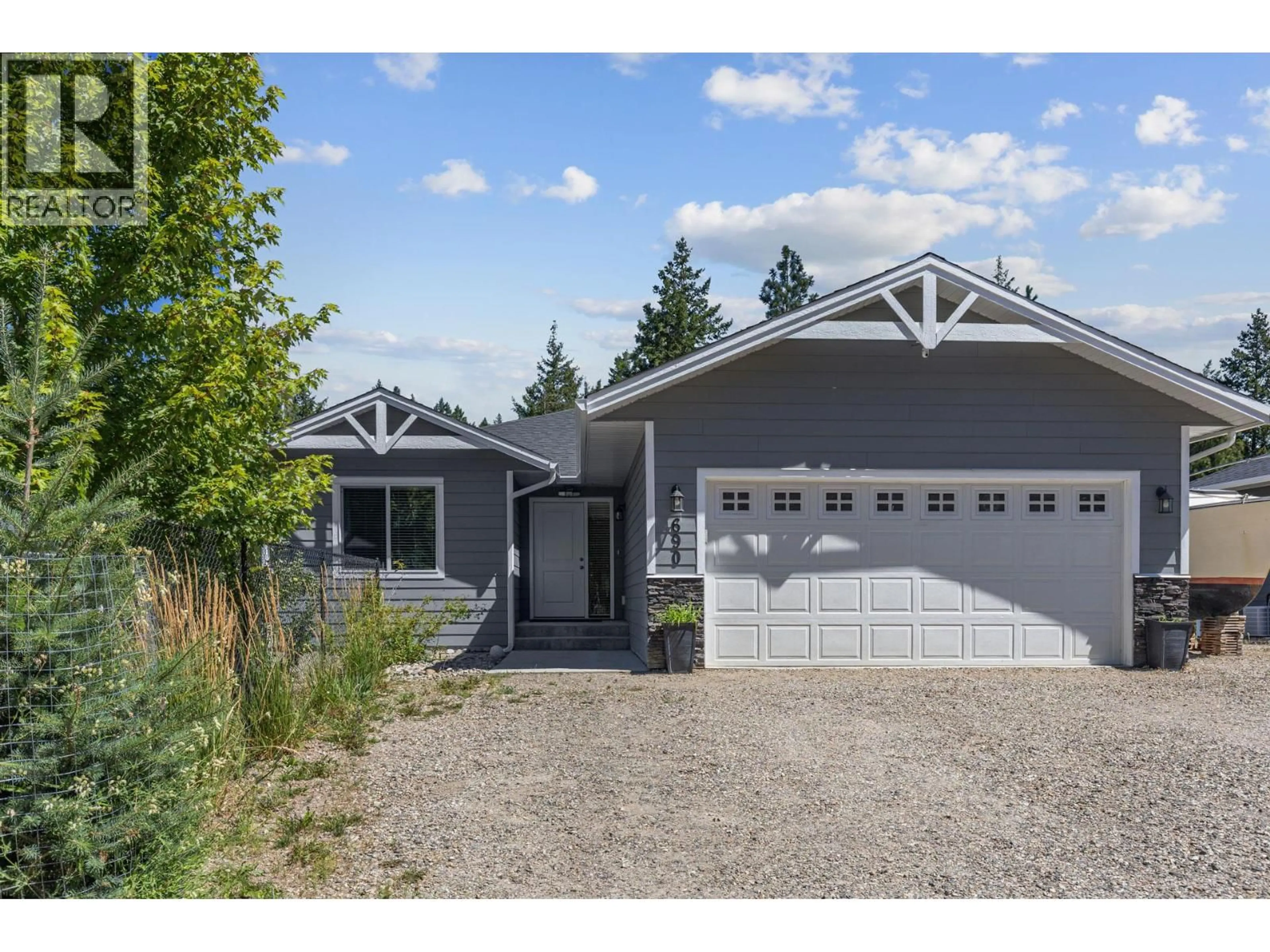 Home with vinyl exterior material, street for 690 MUIR ROAD, Kelowna British Columbia V1Z3W2