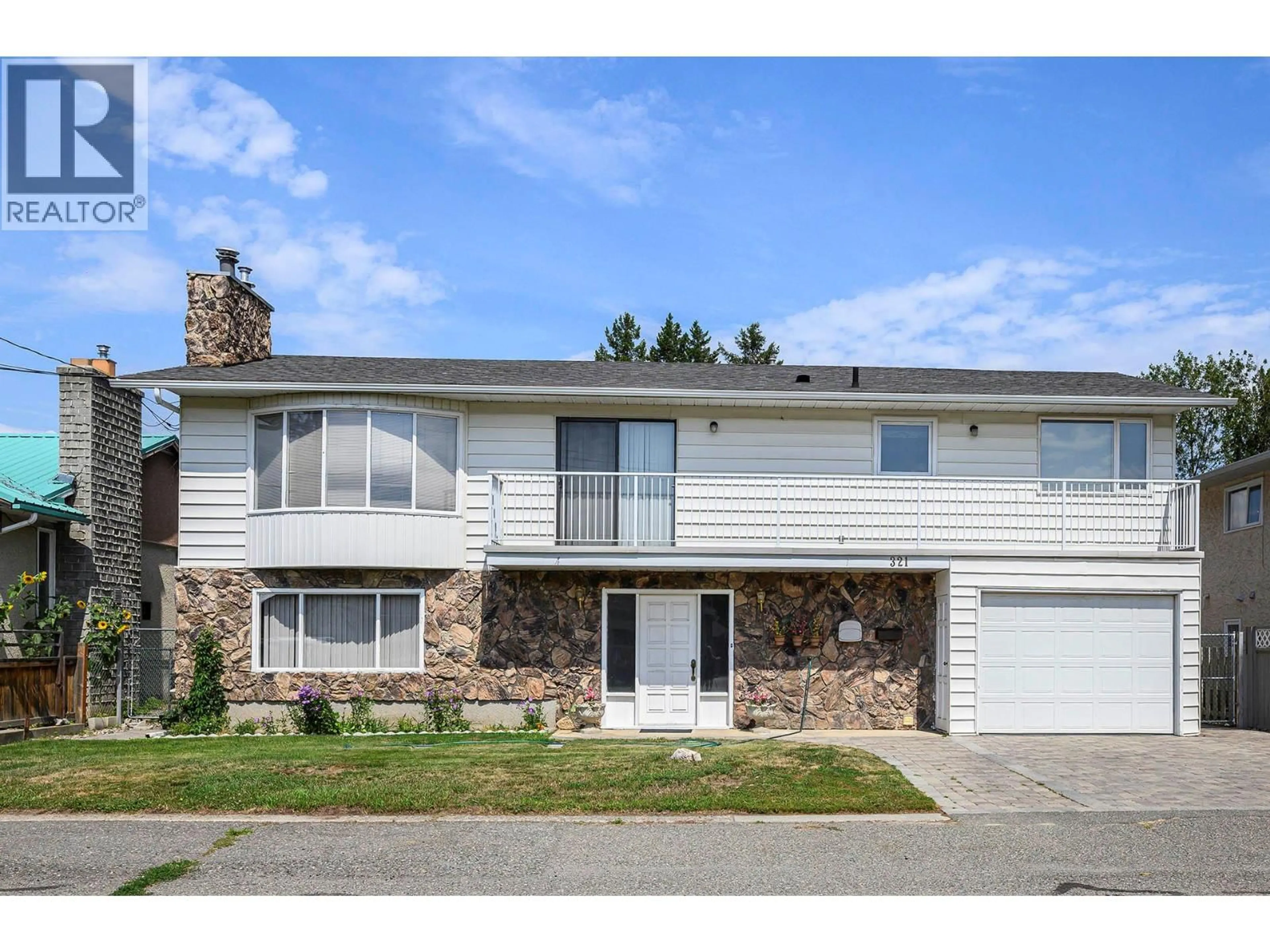 Home with vinyl exterior material, street for 321 WALNUT AVENUE, Kamloops British Columbia V2B1K4