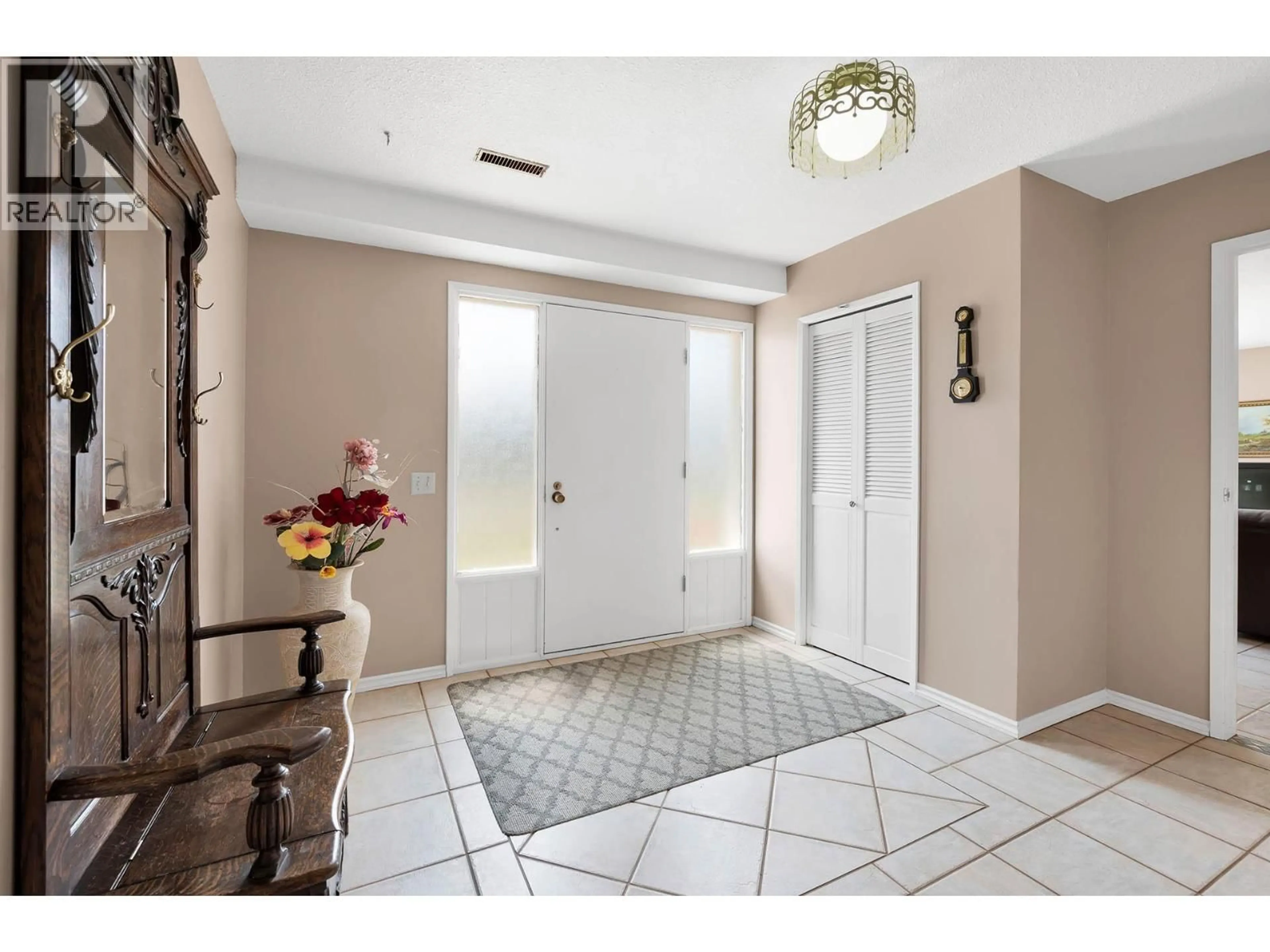 Indoor entryway for 321 WALNUT AVENUE, Kamloops British Columbia V2B1K4