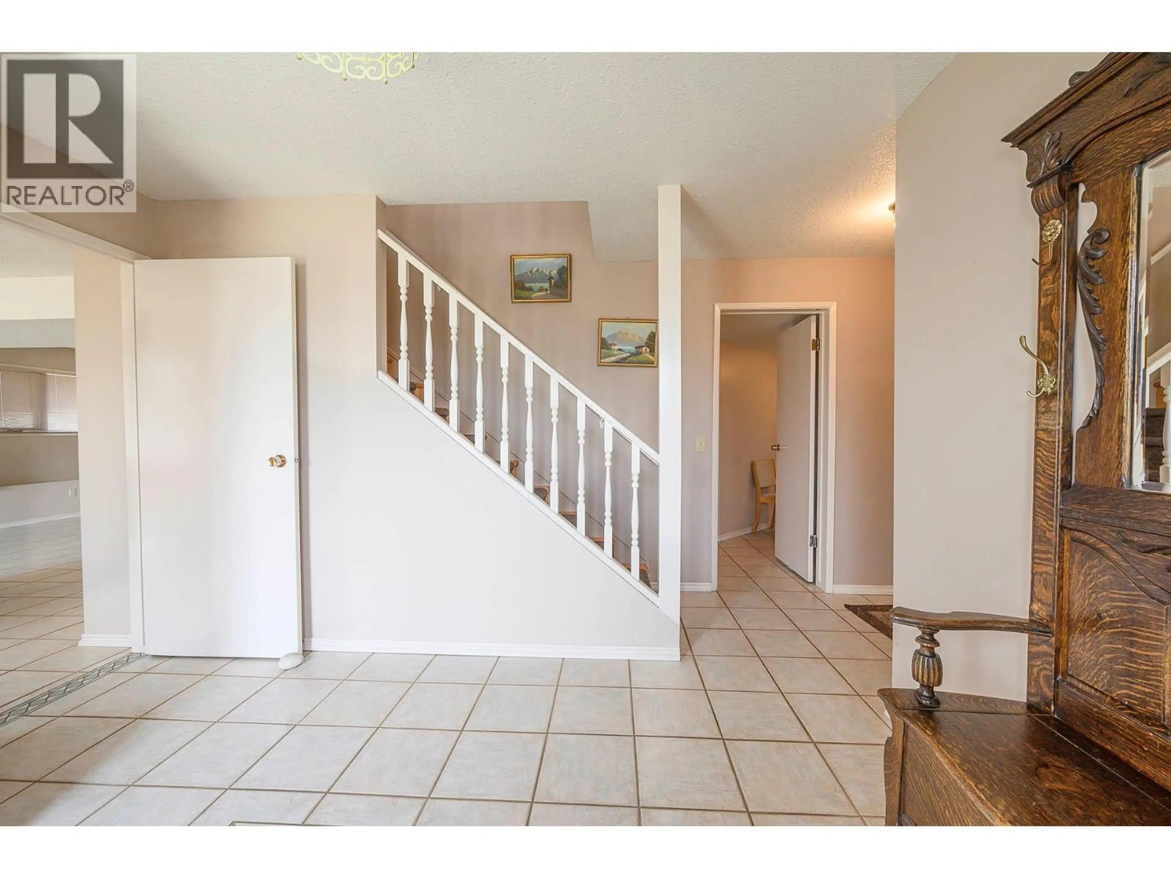 Indoor entryway for 321 WALNUT AVENUE, Kamloops British Columbia V2B1K4