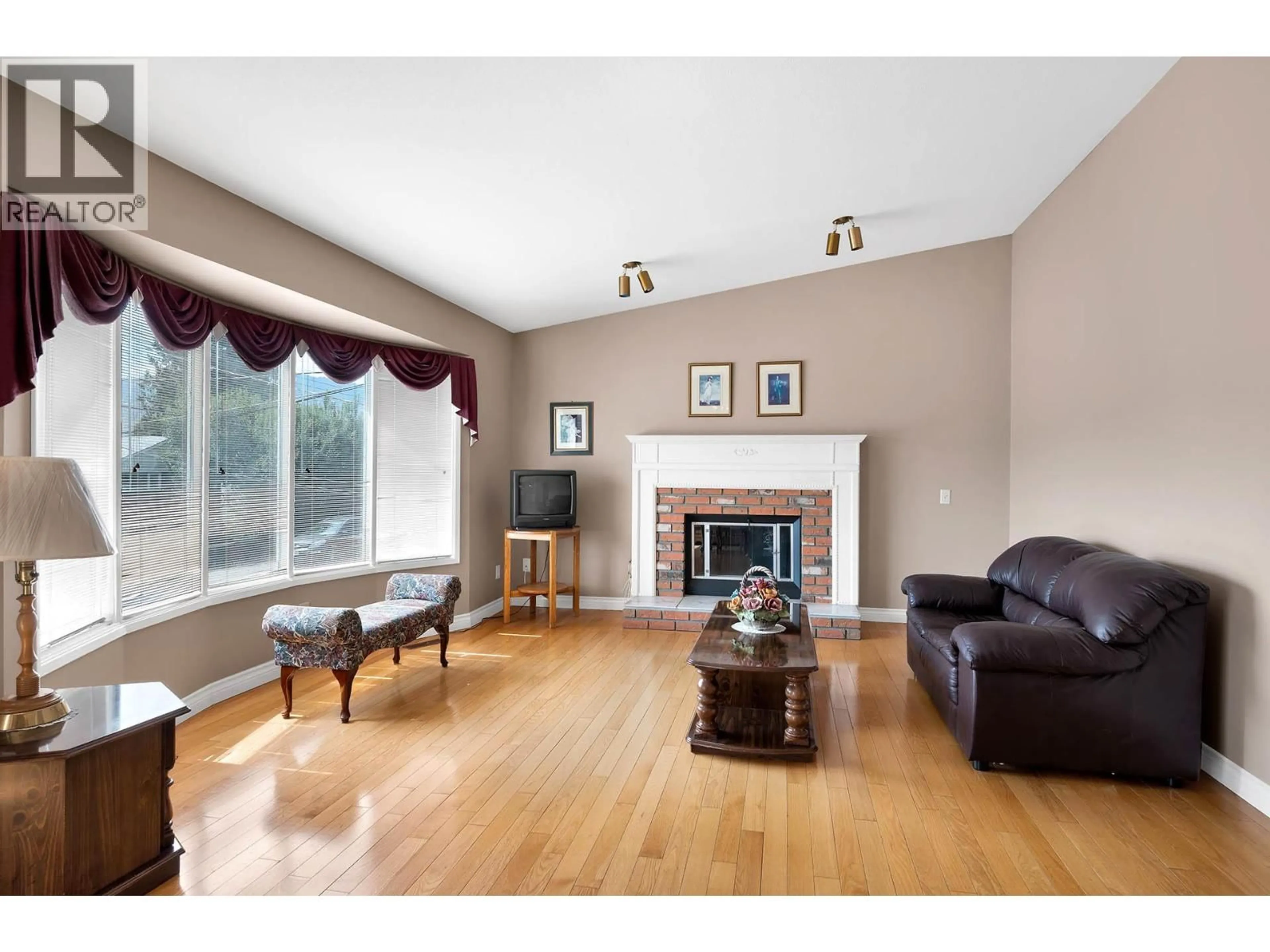Living room with furniture, wood/laminate floor for 321 WALNUT AVENUE, Kamloops British Columbia V2B1K4