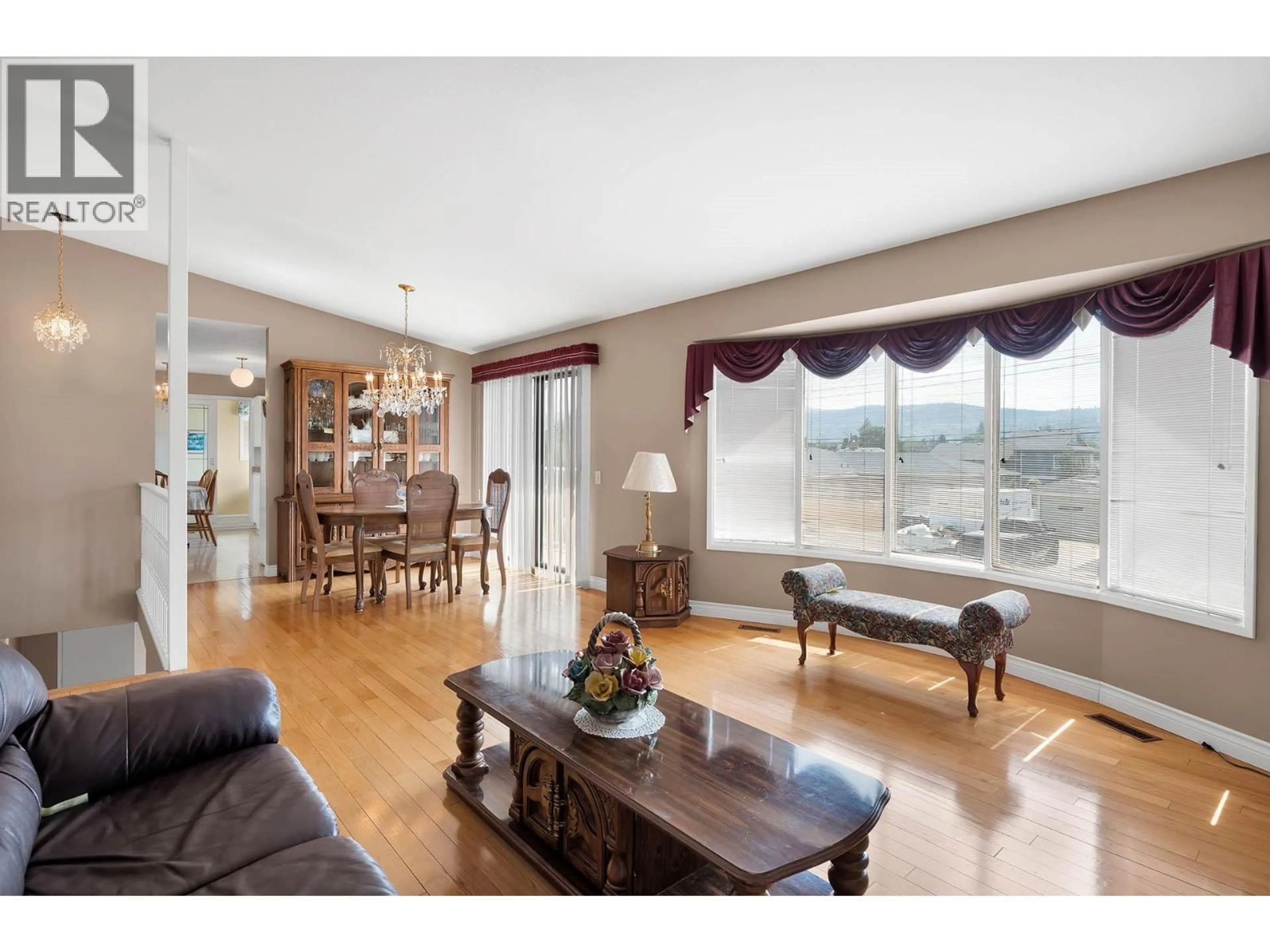 Living room with furniture, unknown for 321 WALNUT AVENUE, Kamloops British Columbia V2B1K4