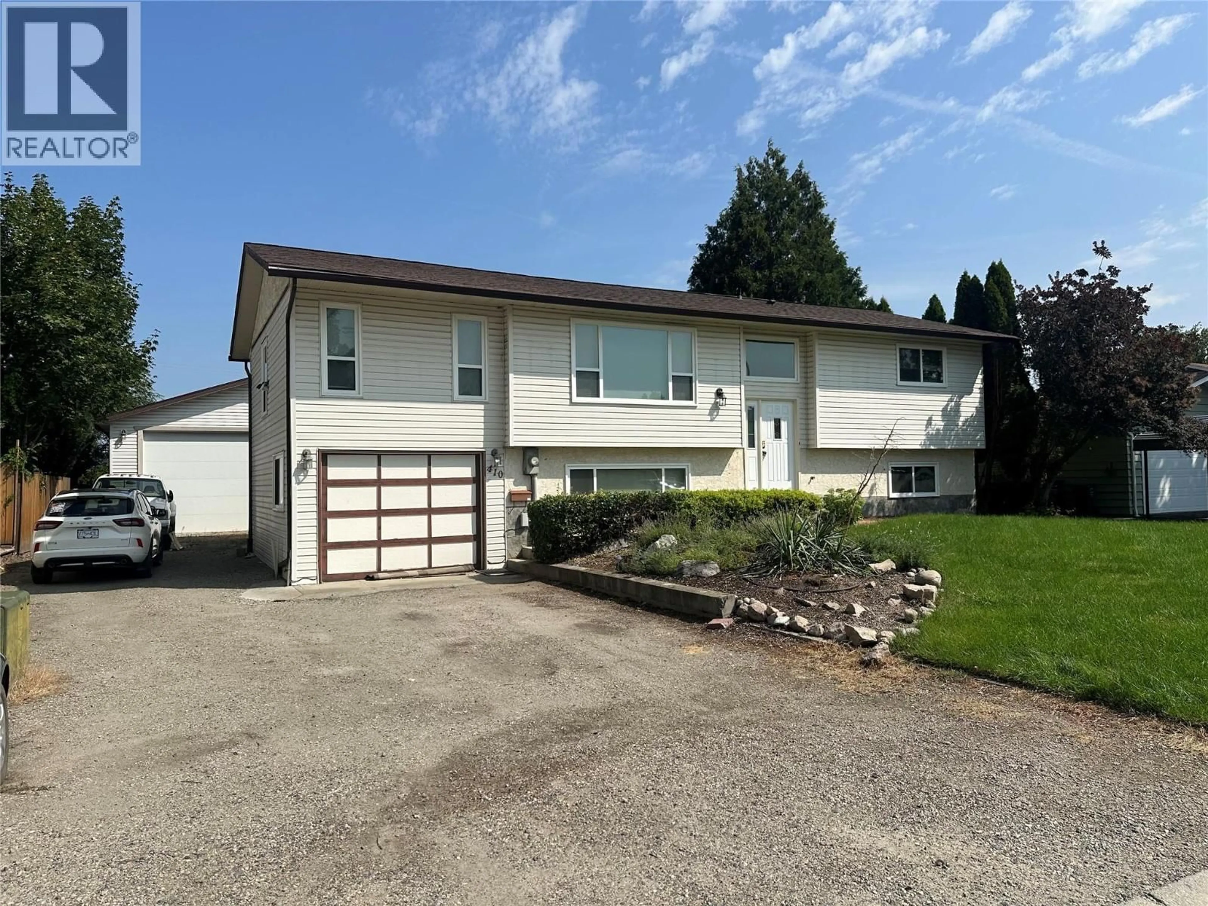 Home with vinyl exterior material, street for 410 HILLABY AVENUE, Kelowna British Columbia V1X6G2