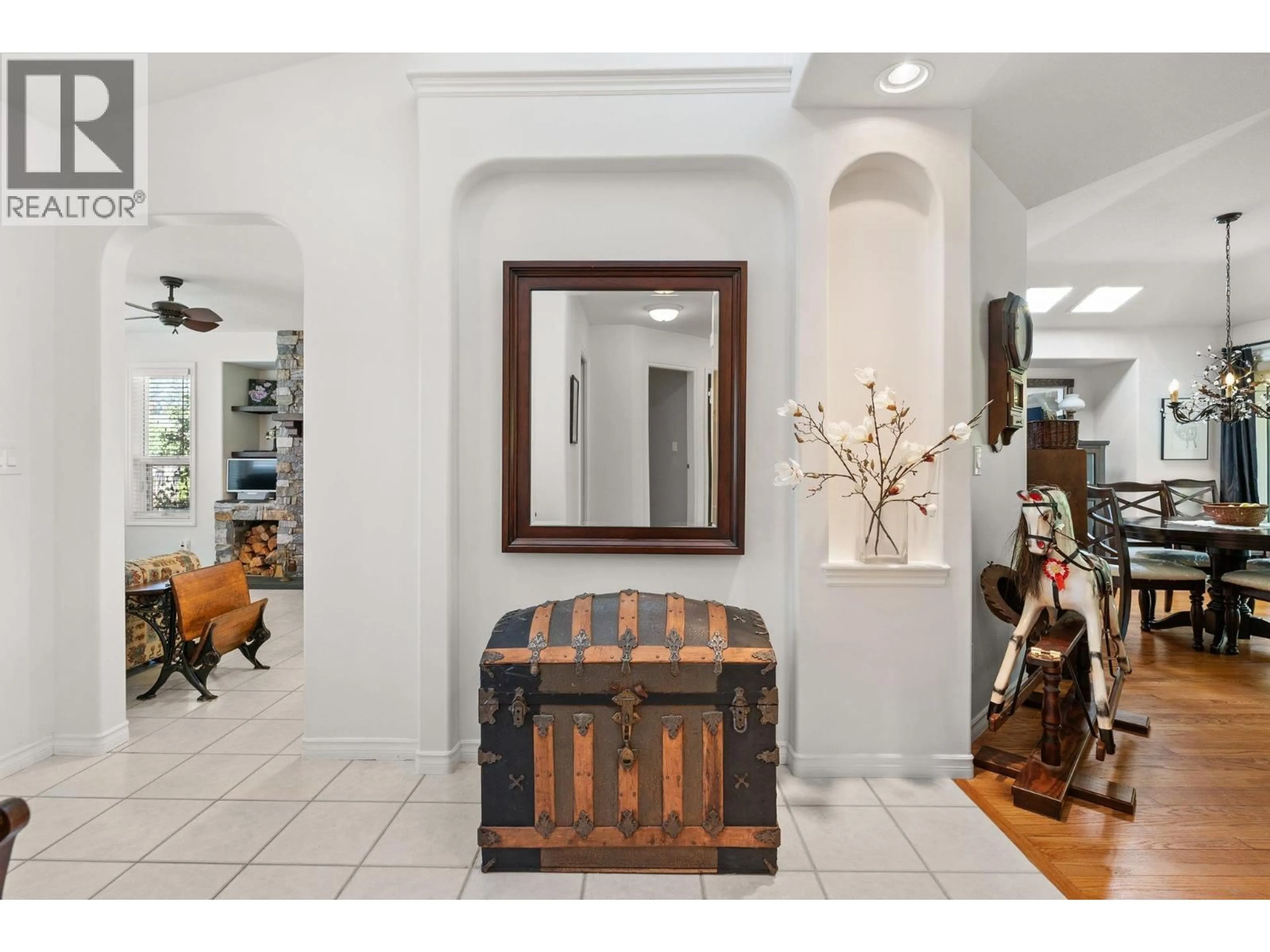Indoor foyer for 3889 GALLAGHERS OTHER, Kelowna British Columbia V1W3Z9