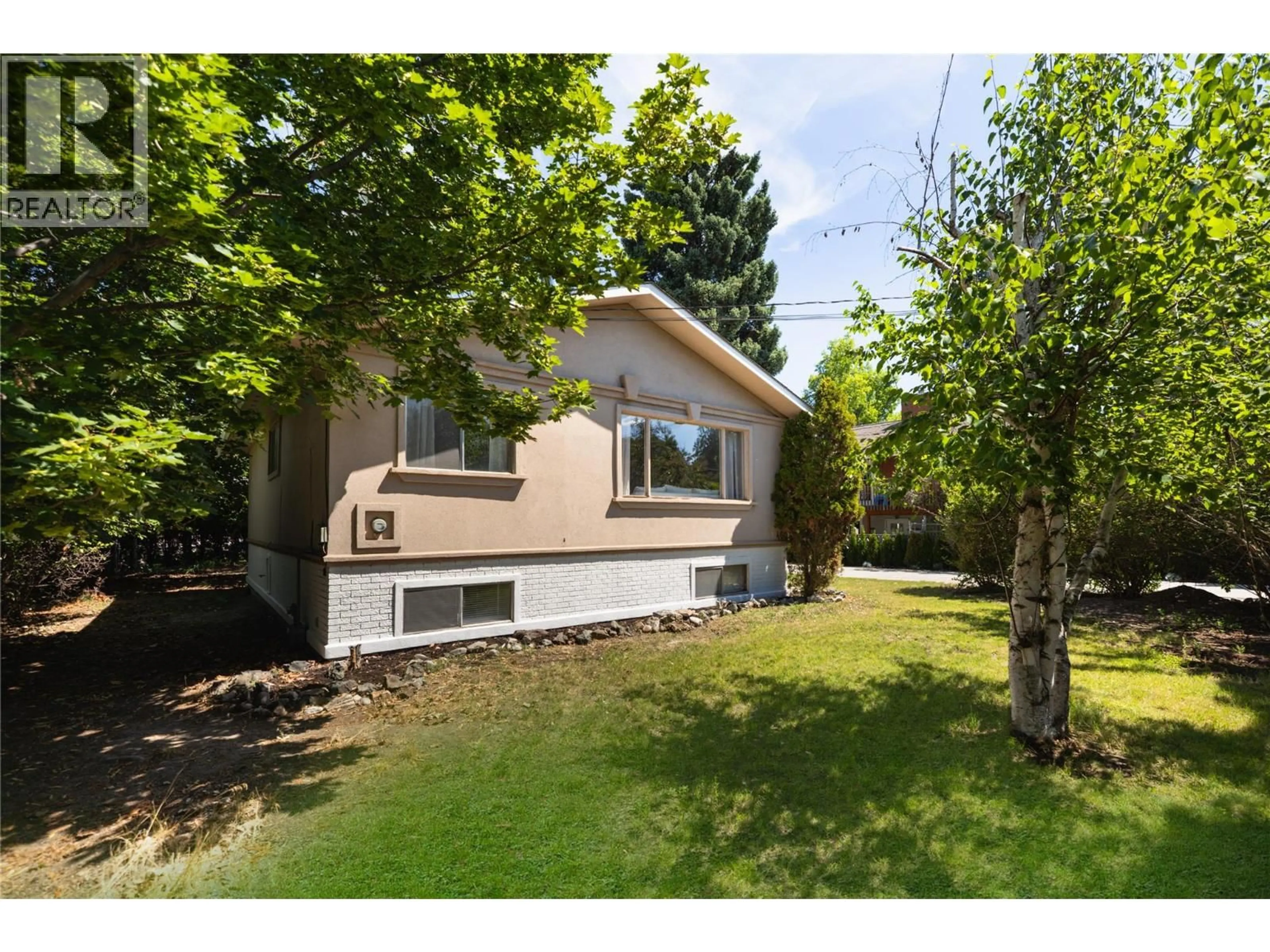 Home with vinyl exterior material, street for 460 ELDORADO ROAD, Kelowna British Columbia V1W1G8